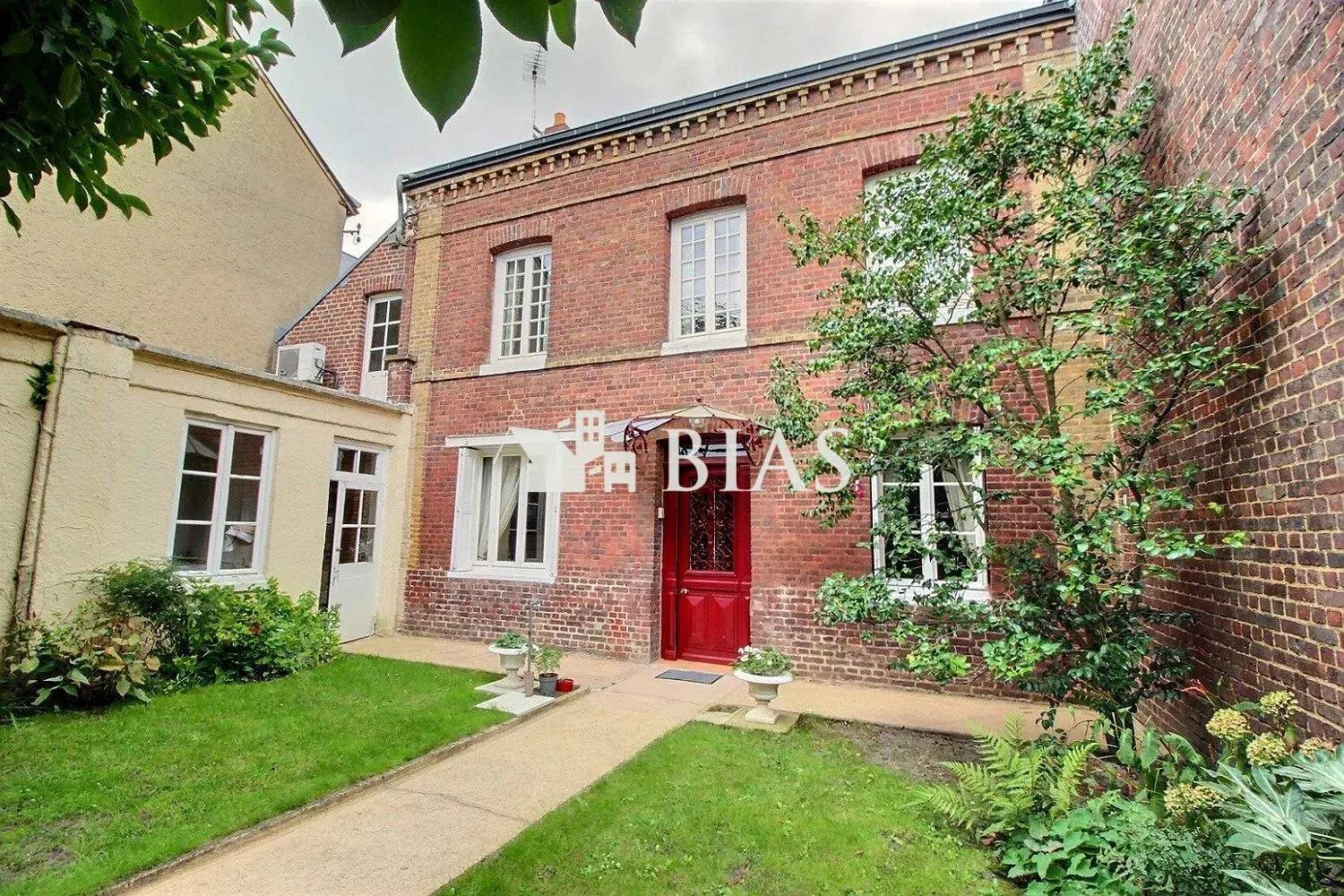 Magnifique maison de ville avec jardin et dépendance à Oissel - Opportunité immobilière