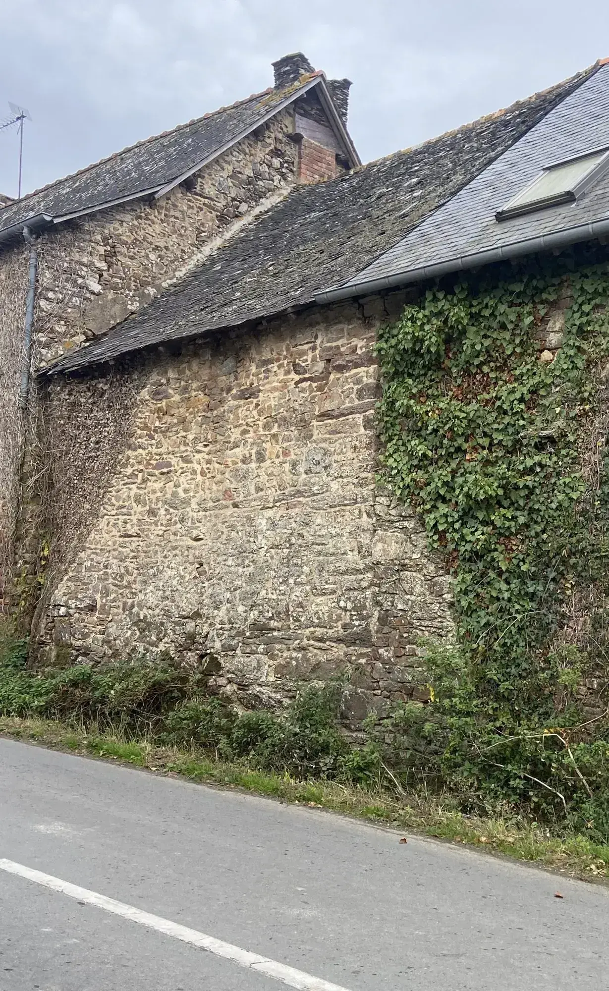 Maison en pierres à rénover en campagne entre Guignes et La Chapelle 