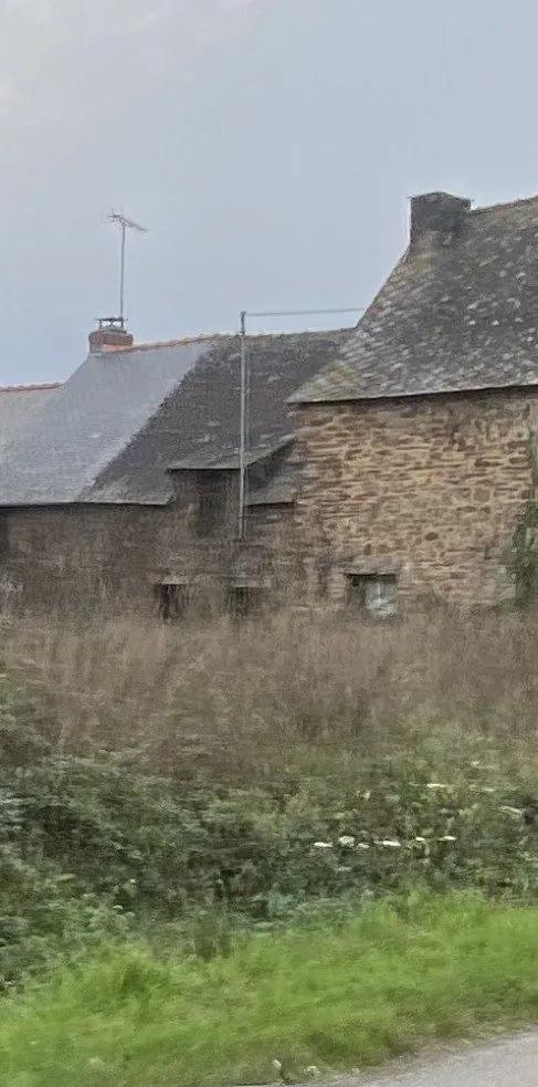 Maison en pierres à rénover en campagne entre Guignes et La Chapelle