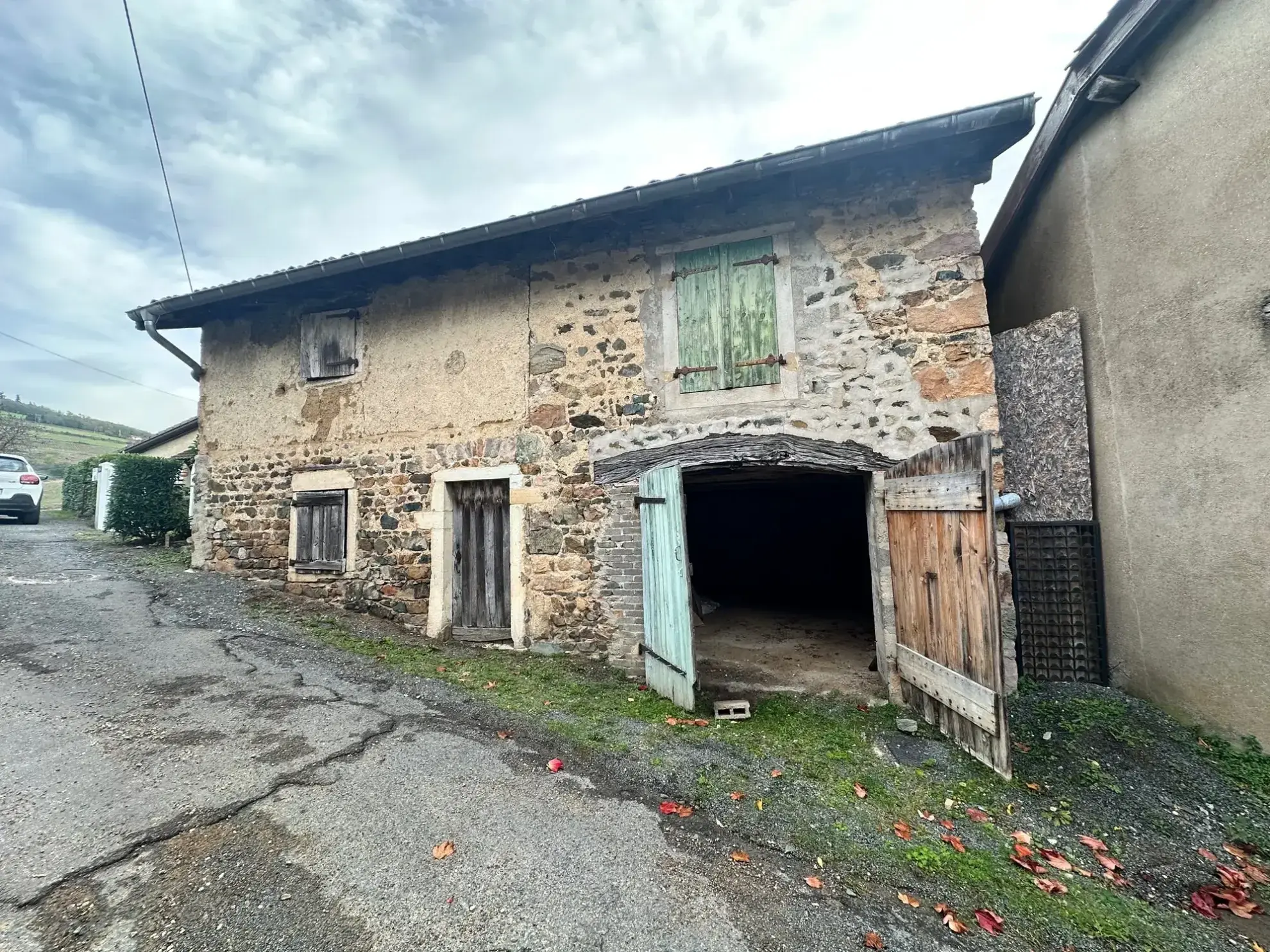 Ancien cuvage à rénover de 80 m² à Beaujeu, idéale pour transformation en habitation ou atelier