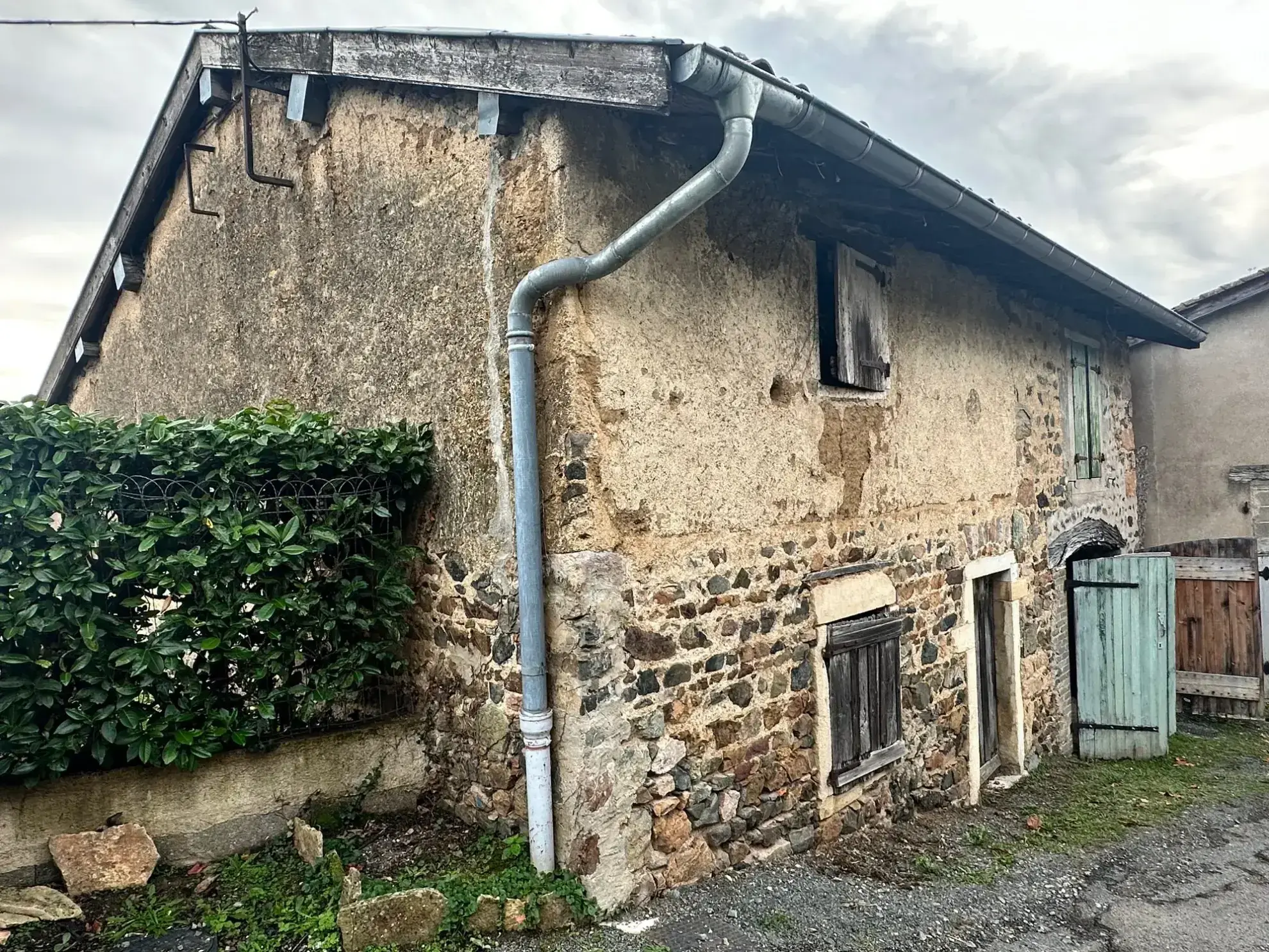 Ancien cuvage à rénover de 80 m² à Beaujeu, idéale pour transformation en habitation ou atelier 