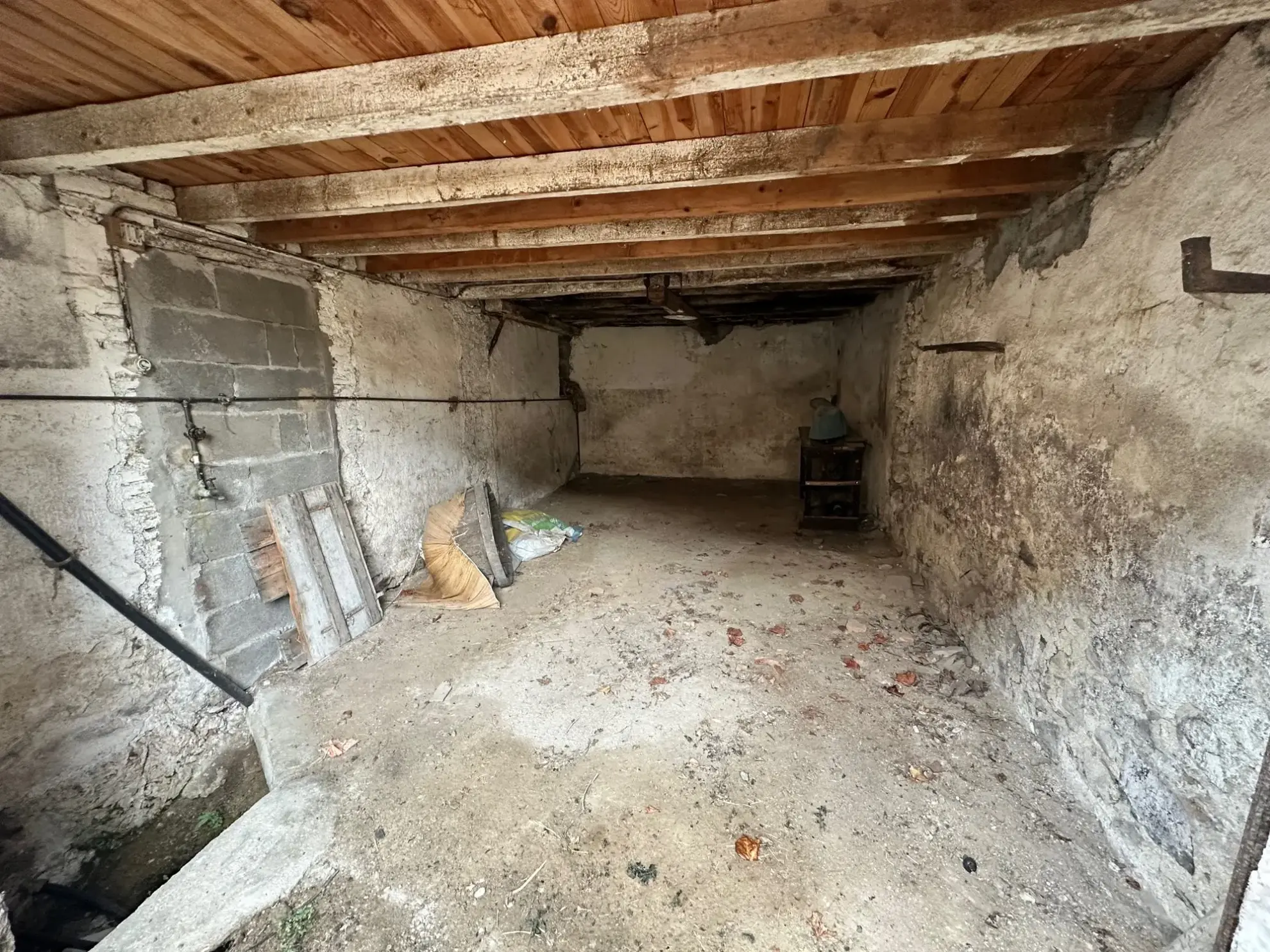 Ancien cuvage à rénover de 80 m² à Beaujeu, idéale pour transformation en habitation ou atelier 