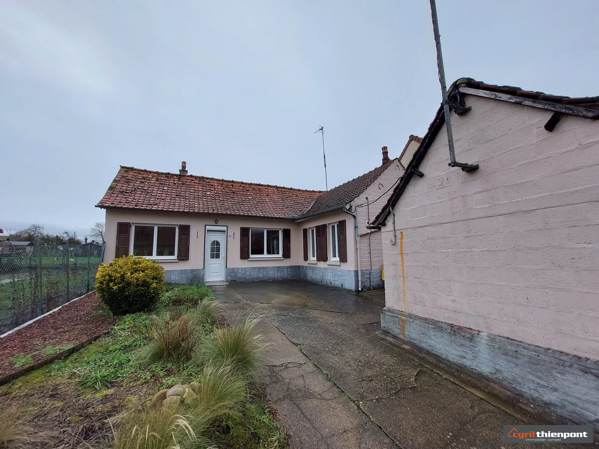 Maison individuelle de plain-pied à Nouvion avec garage et cour