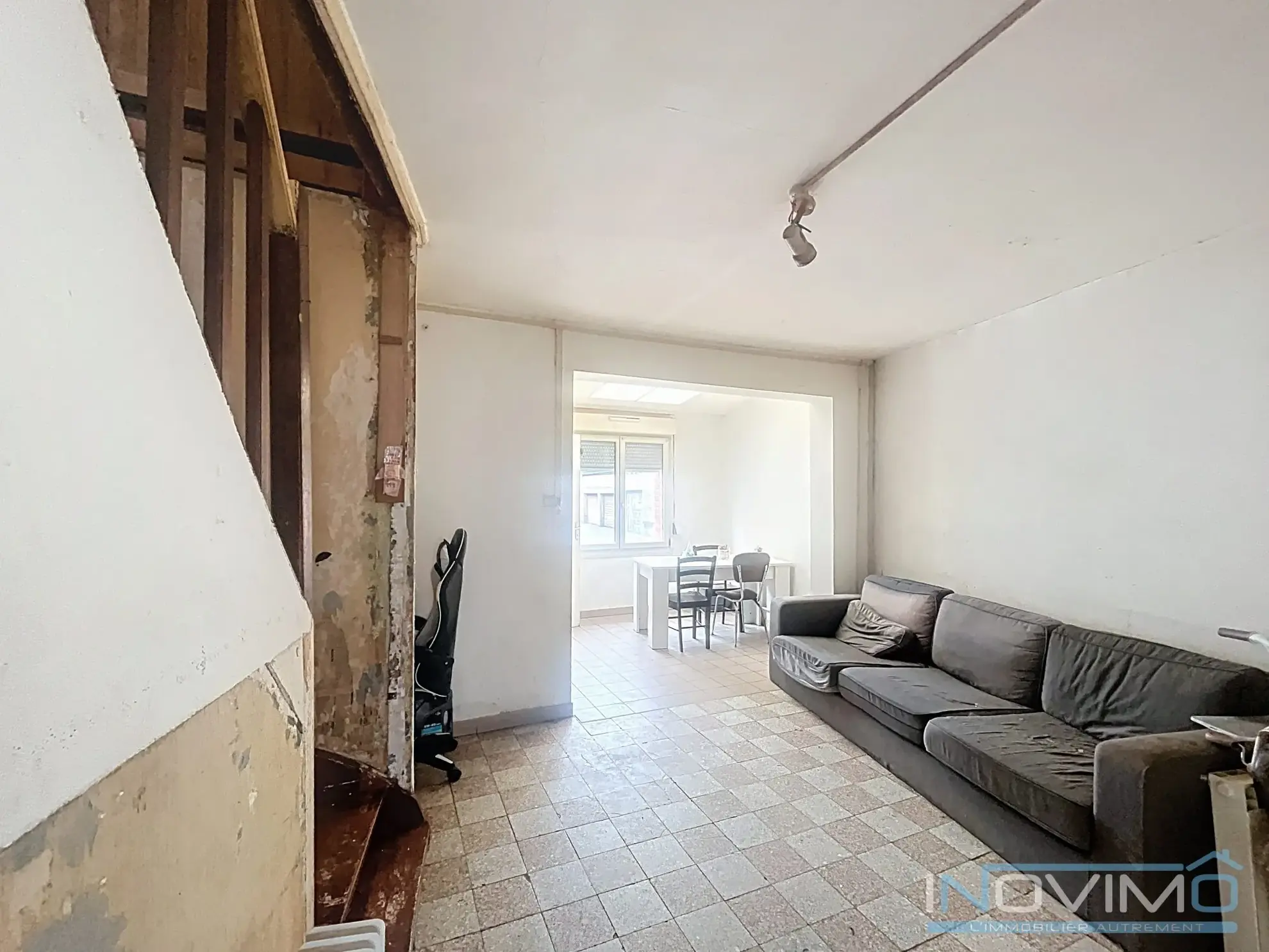 Maison semi-individuelle à rénover à Bourbourg – 57 m² avec cour et dépendance