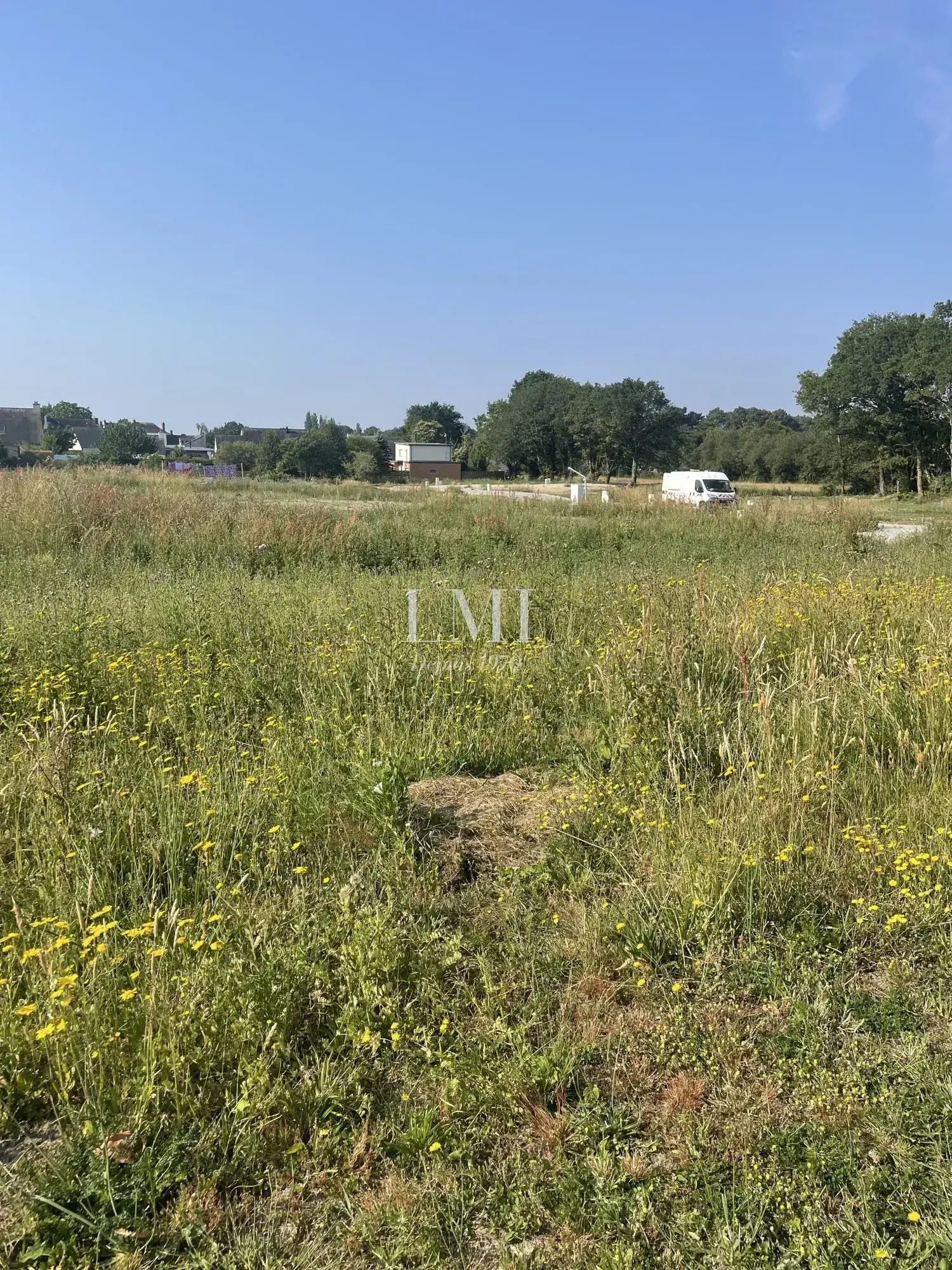 Terrain constructible à Sainte-Hélène proche commerces et plages