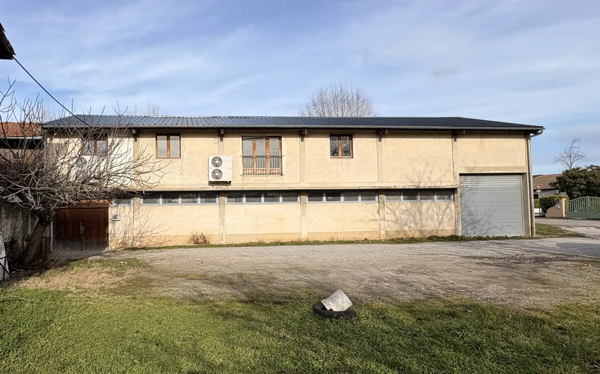 Grand bâtiment de 380 m² à aménager à Romans-sur-Isère, potentiel de transformation