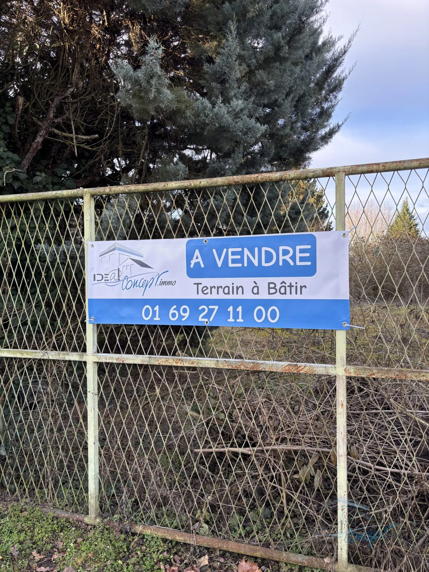 Terrain constructible de 652 m² à Janville-sur-Juine, zone UA, proche commodités