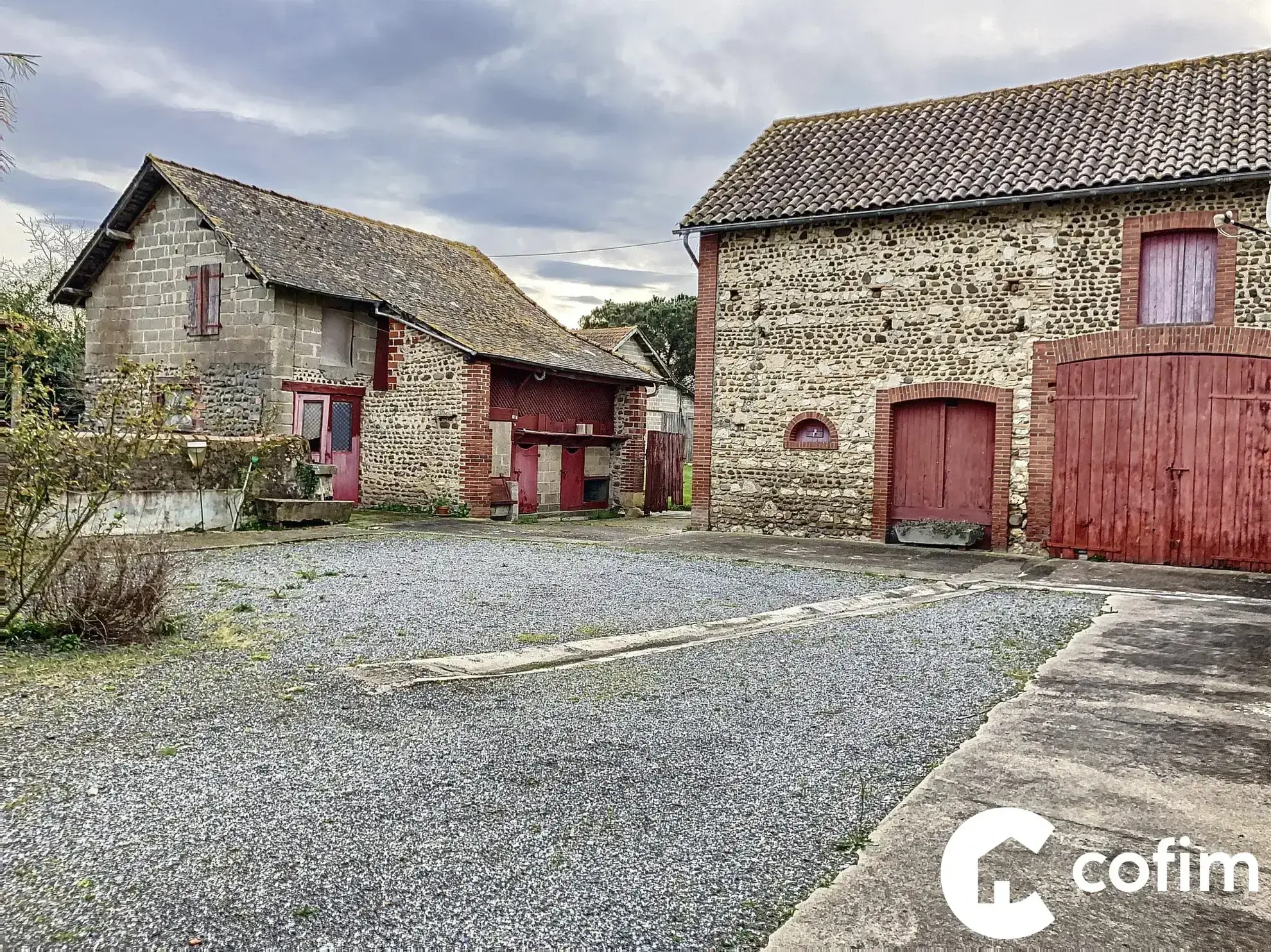 Corps de ferme avec dépendances à Garlin sur 4620 m² 