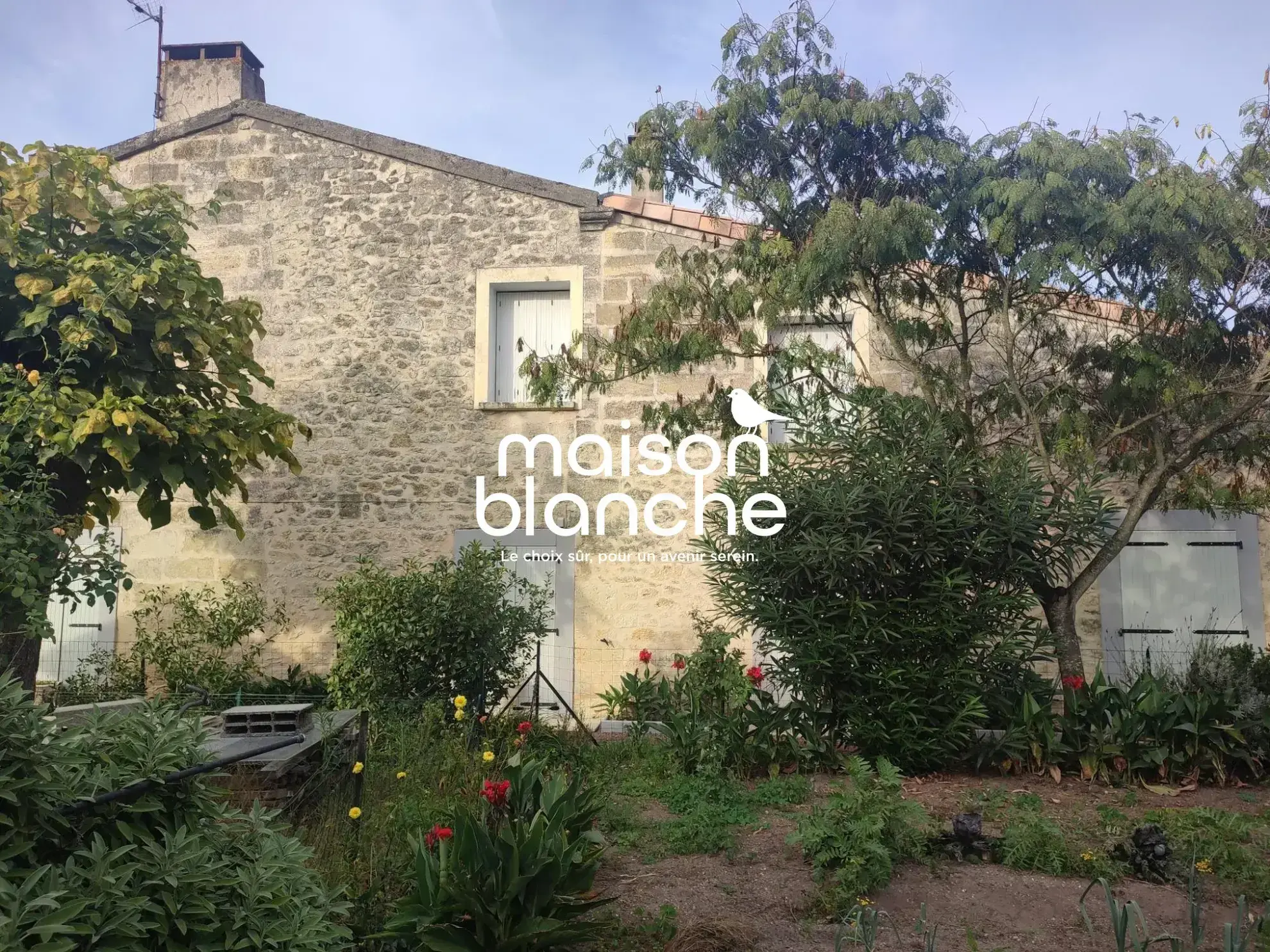 Maison en pierres à vendre à Saint-Denis-de-Pile avec jardin et grange
