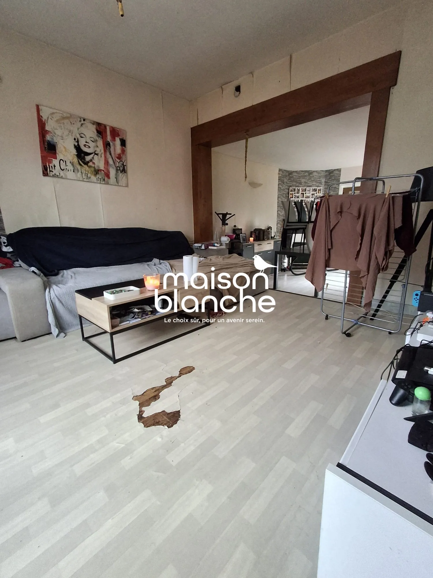 Maison ancienne de 55 m² à Parthenay avec séjour lumineux et proximité commodités 