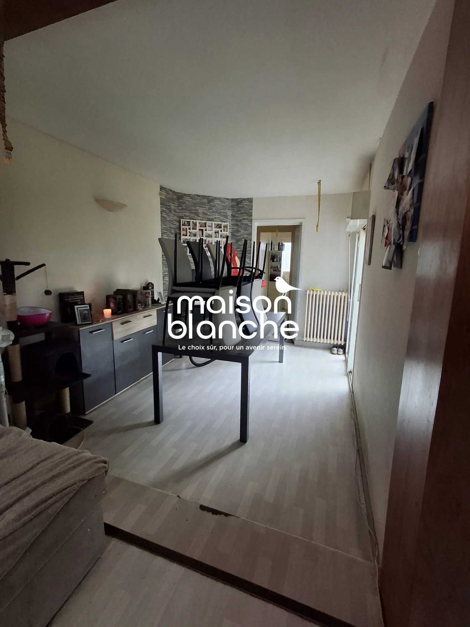 Maison ancienne de 55 m² à Parthenay avec séjour lumineux et proximité commodités