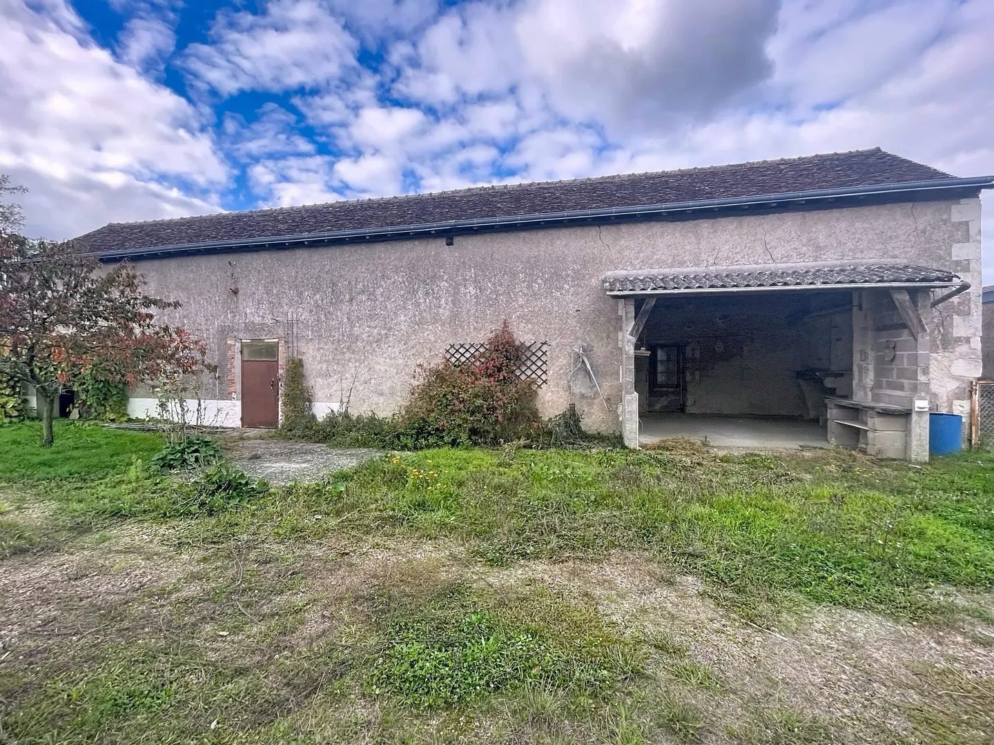 Grange à réhabiliter à Veigné - Opportunité d'investissement rare en zone commerciale 