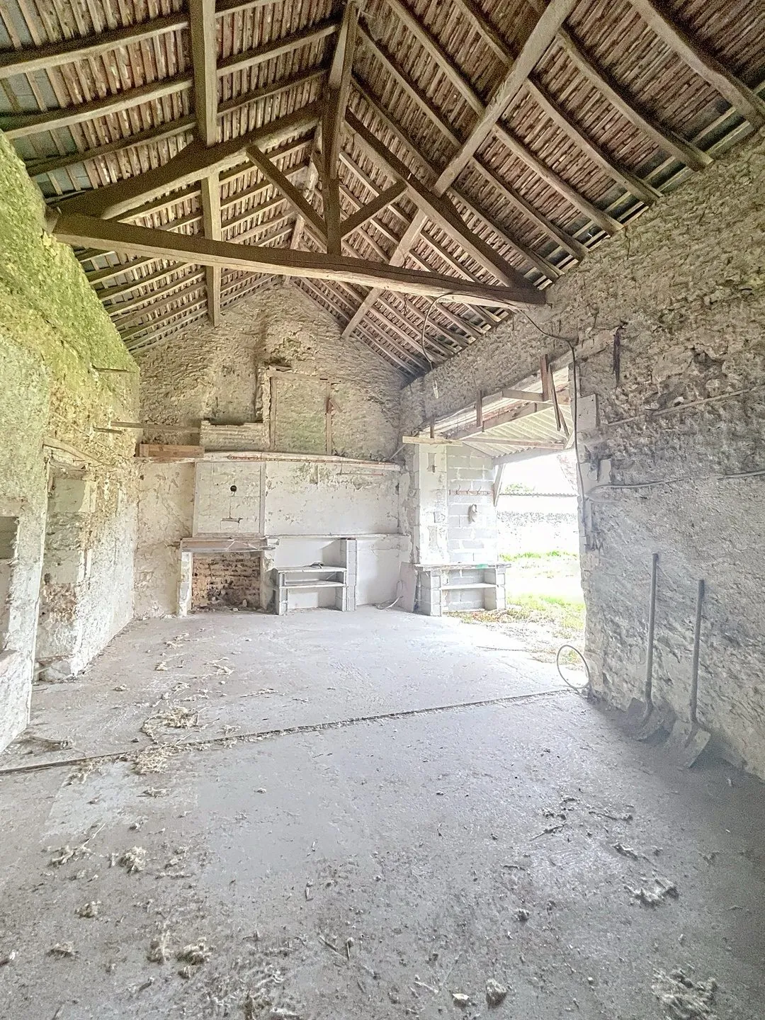 Grange à réhabiliter à Veigné - Opportunité d'investissement rare en zone commerciale 