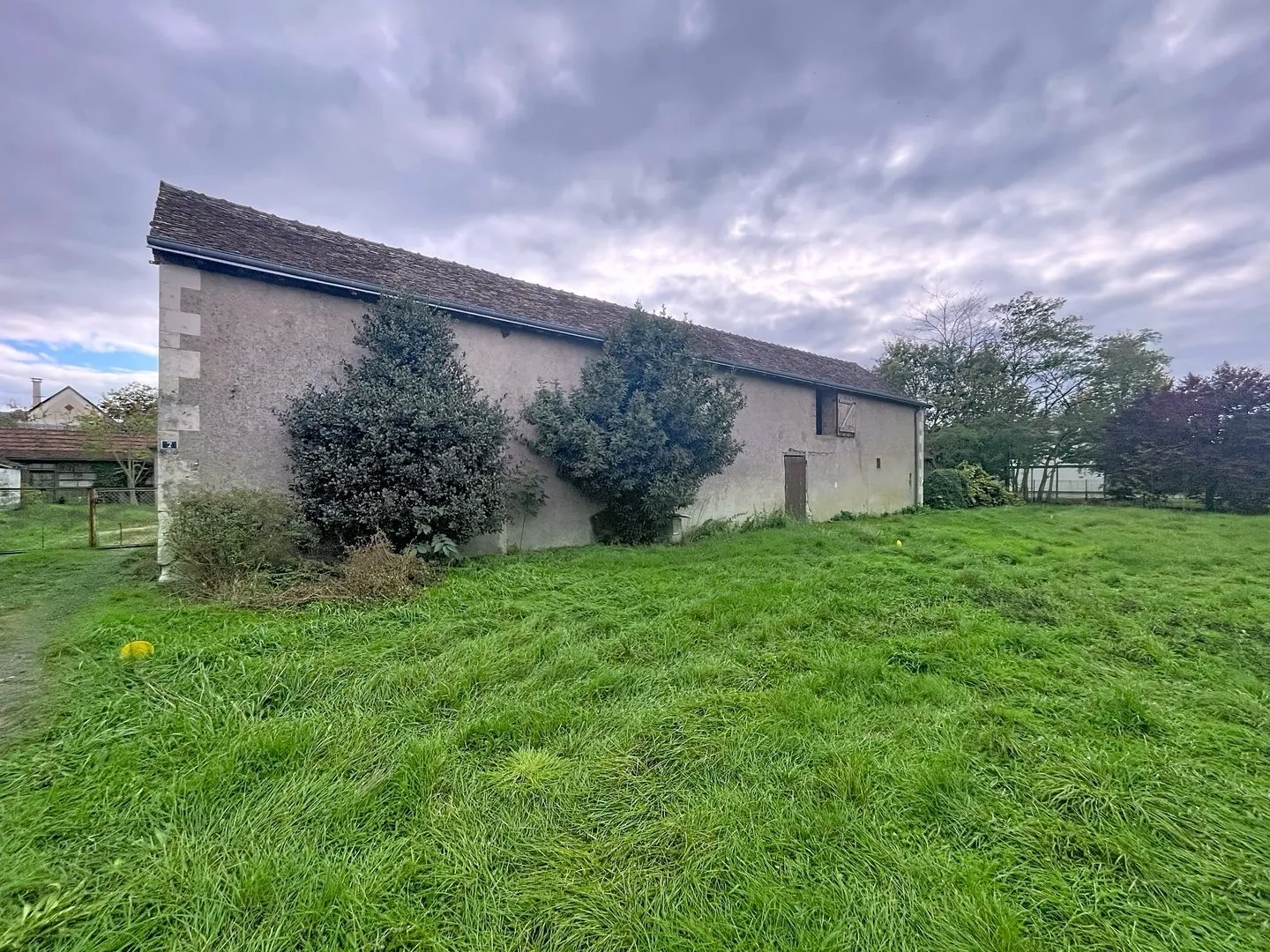 Grange à réhabiliter à Veigné - Opportunité d'investissement rare en zone commerciale