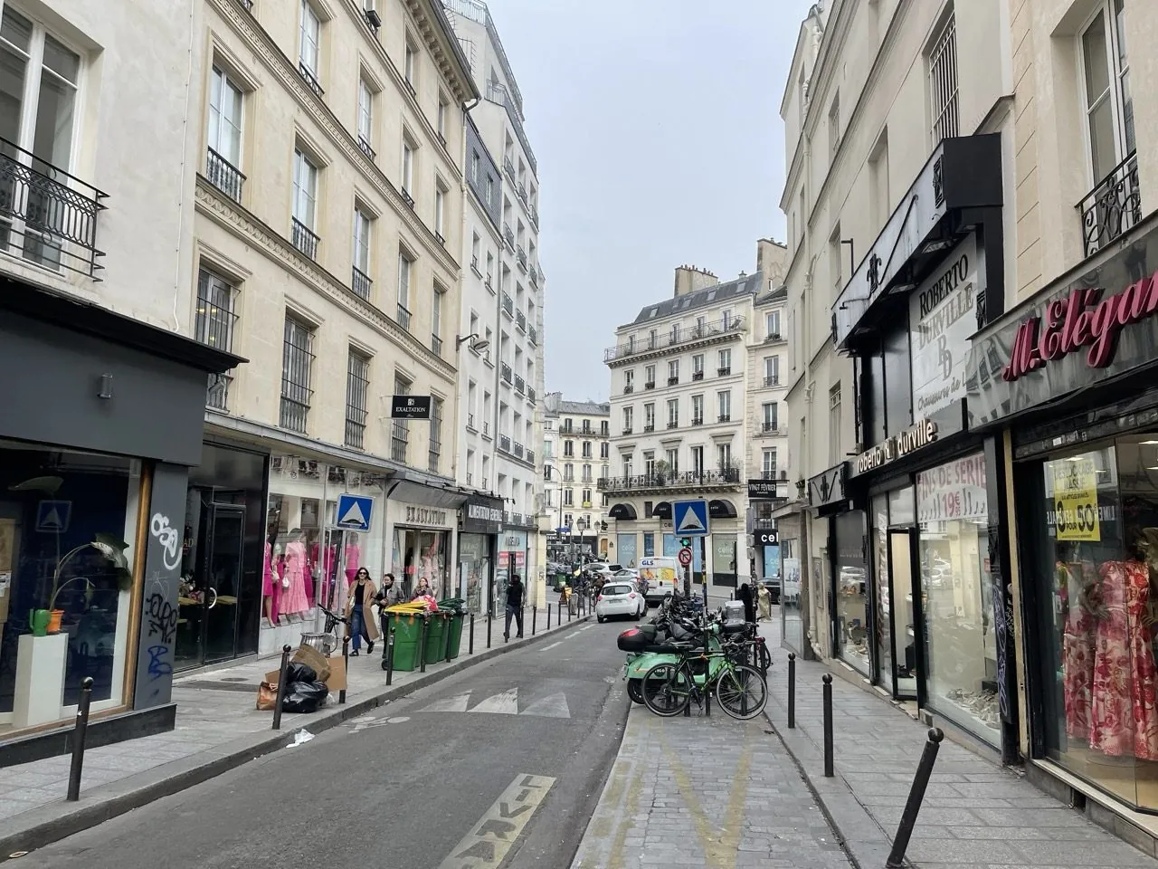 Fonds de commerce avec Licence IV à Paris 2ème, idéal pour restauration et bar moderne