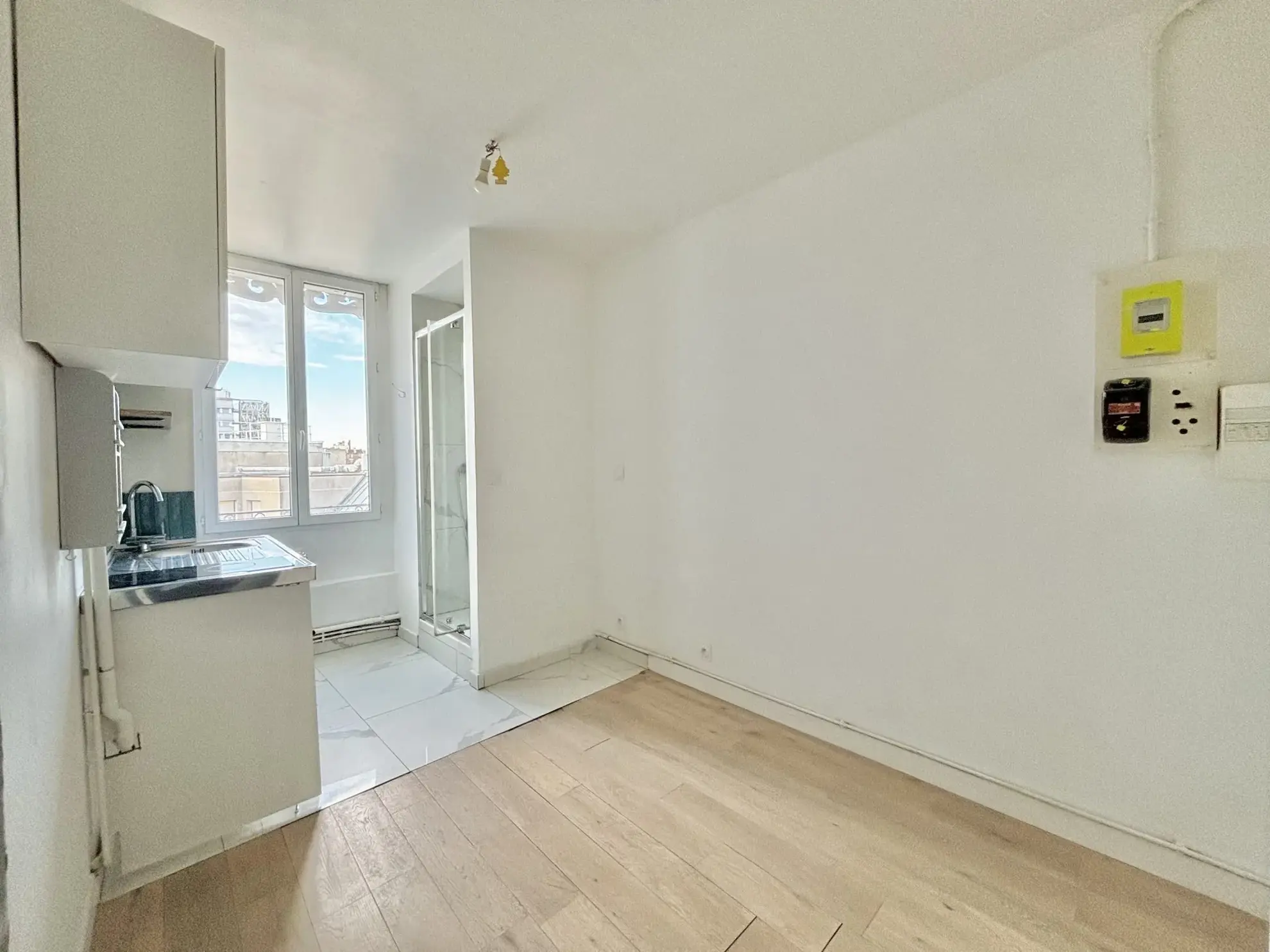 Studette de 10m² à vendre à Paris 12ème, dernier étage, proche Bel-Air 