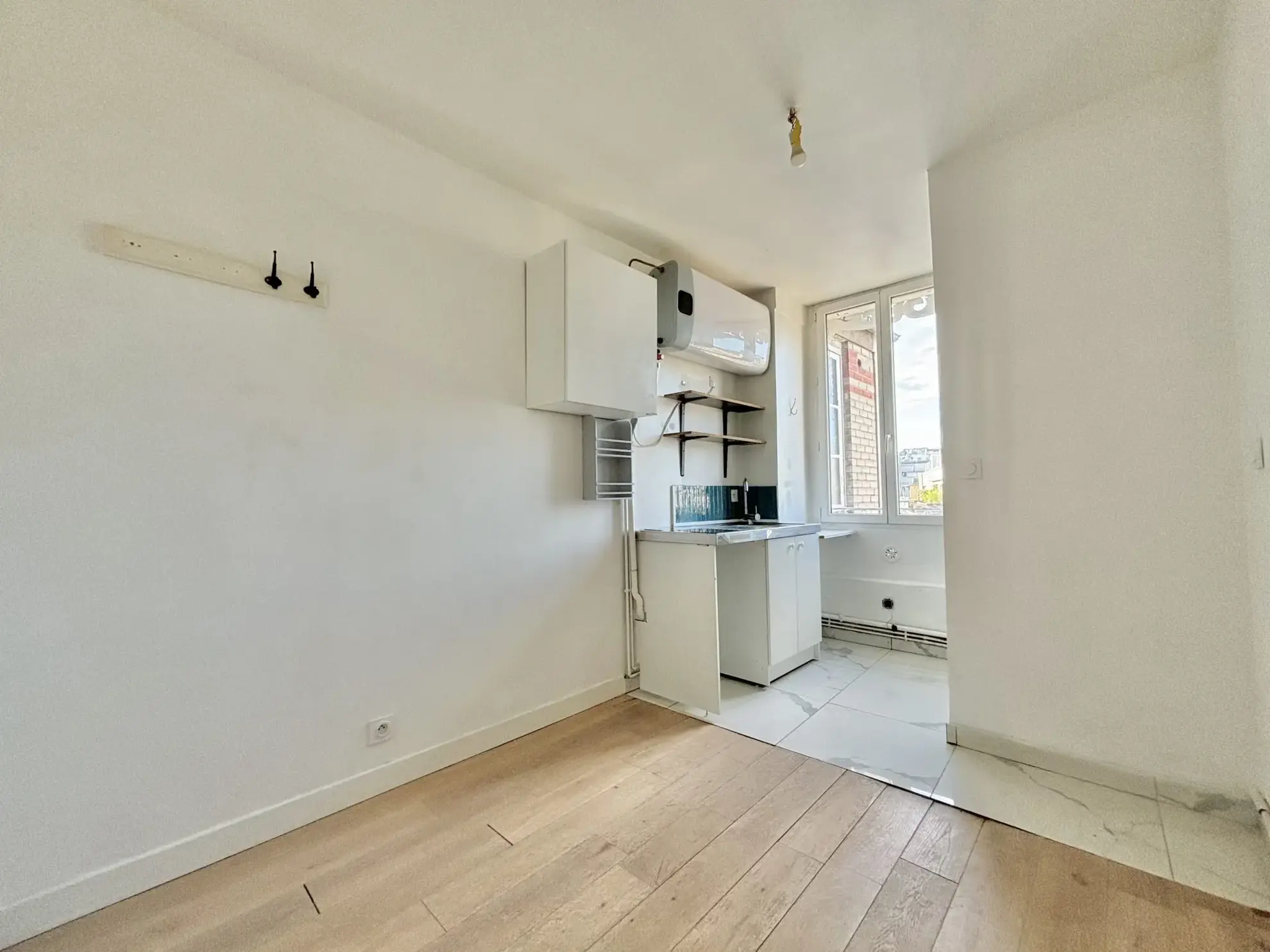 Studette de 10m² à vendre à Paris 12ème, dernier étage, proche Bel-Air 
