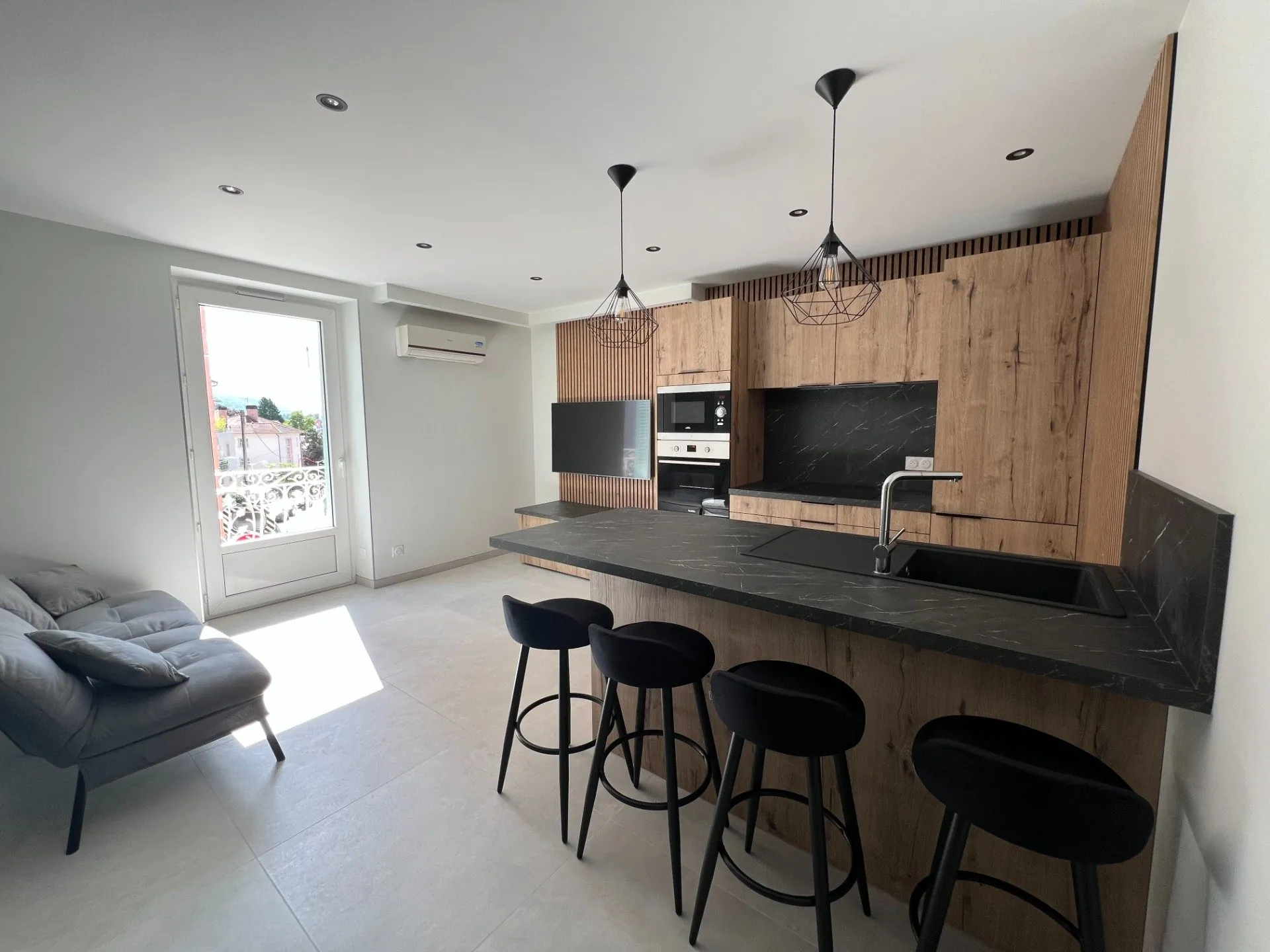 Appartement rénové de 58 m² à Voiron avec balcon et bon potentiel locatif