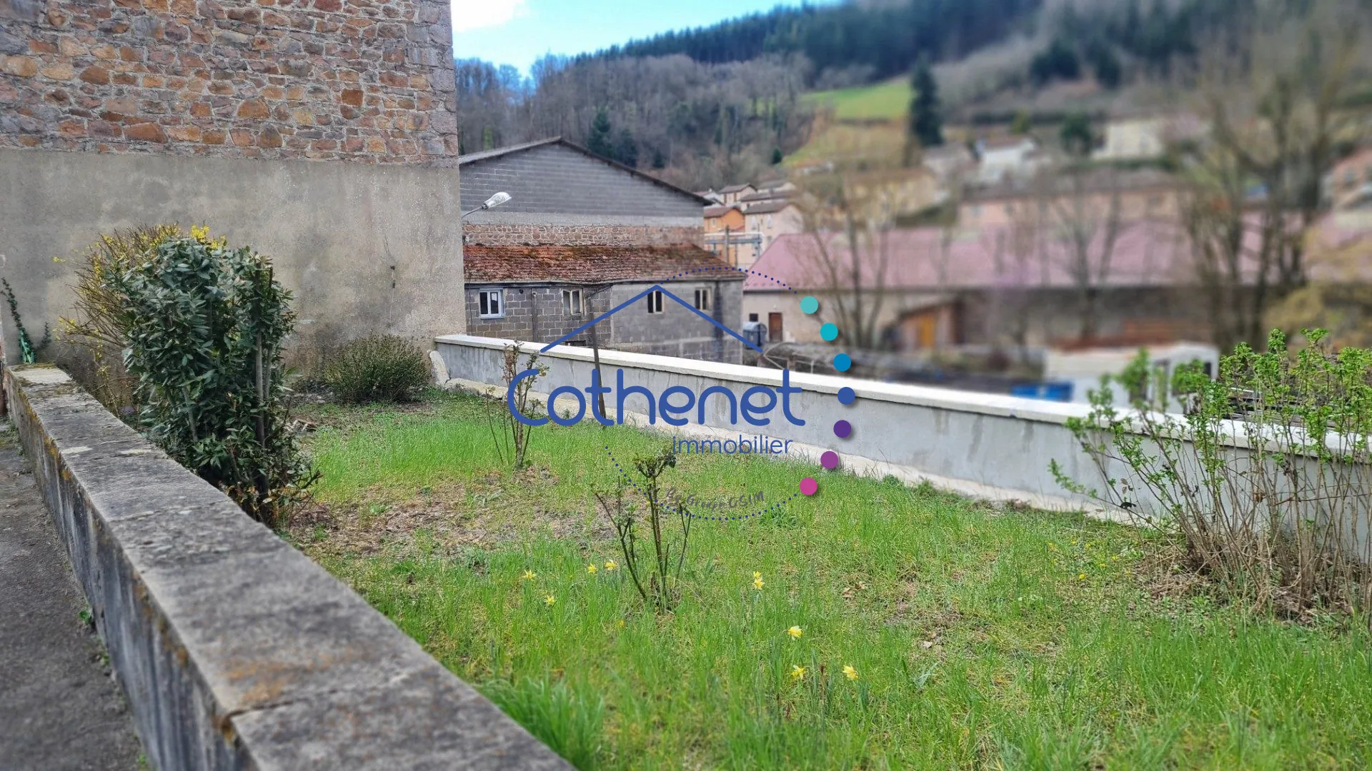 Maison en pierre avec deux logements et terrasse à Cours 