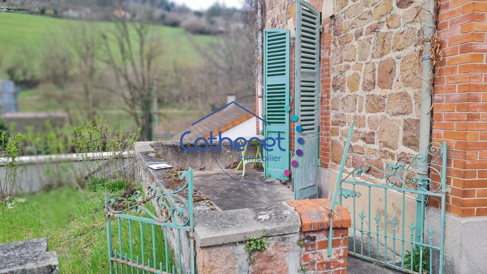 Maison en pierre avec deux logements et terrasse à Cours 