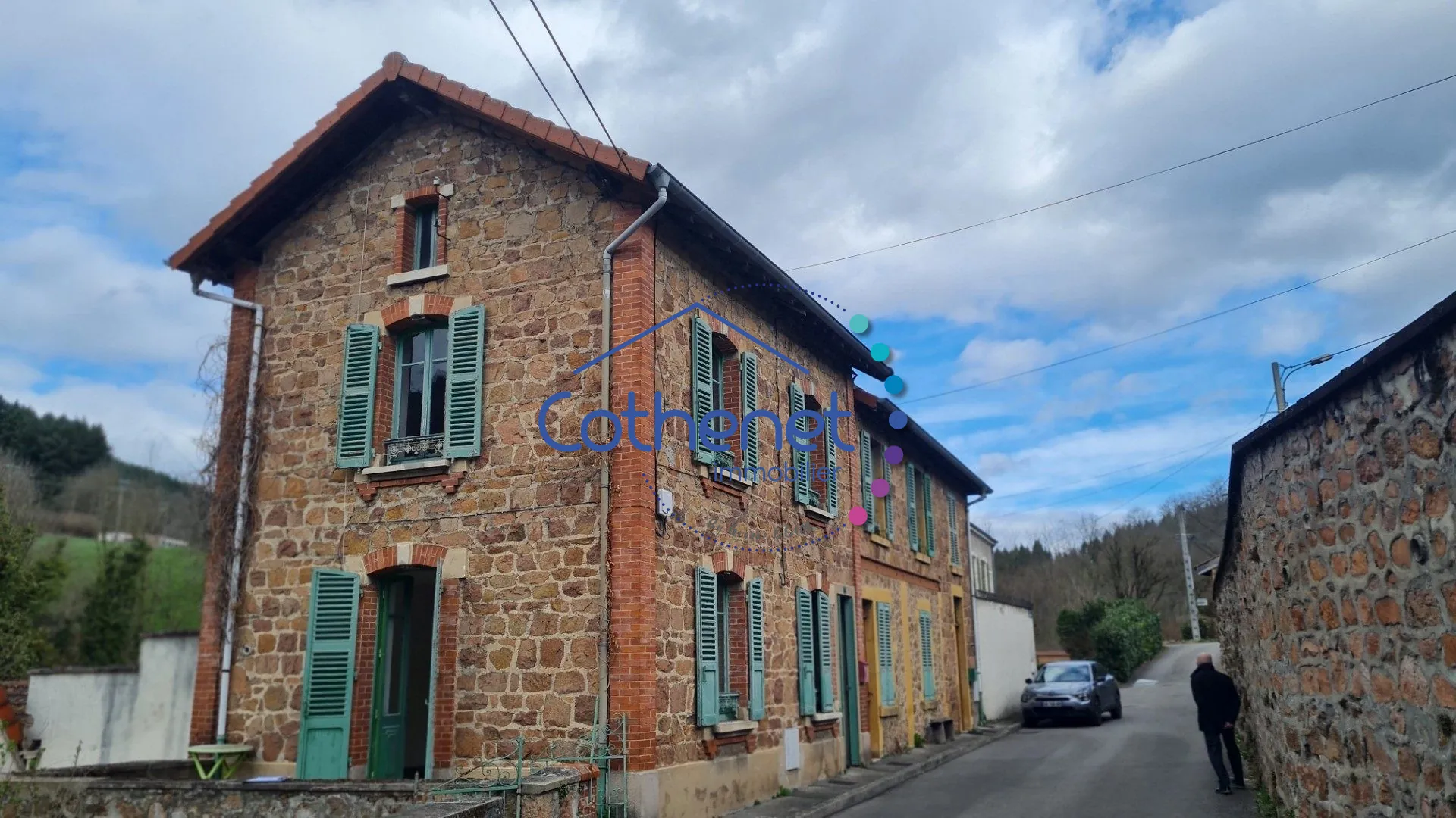 Maison en pierre avec deux logements et terrasse à Cours