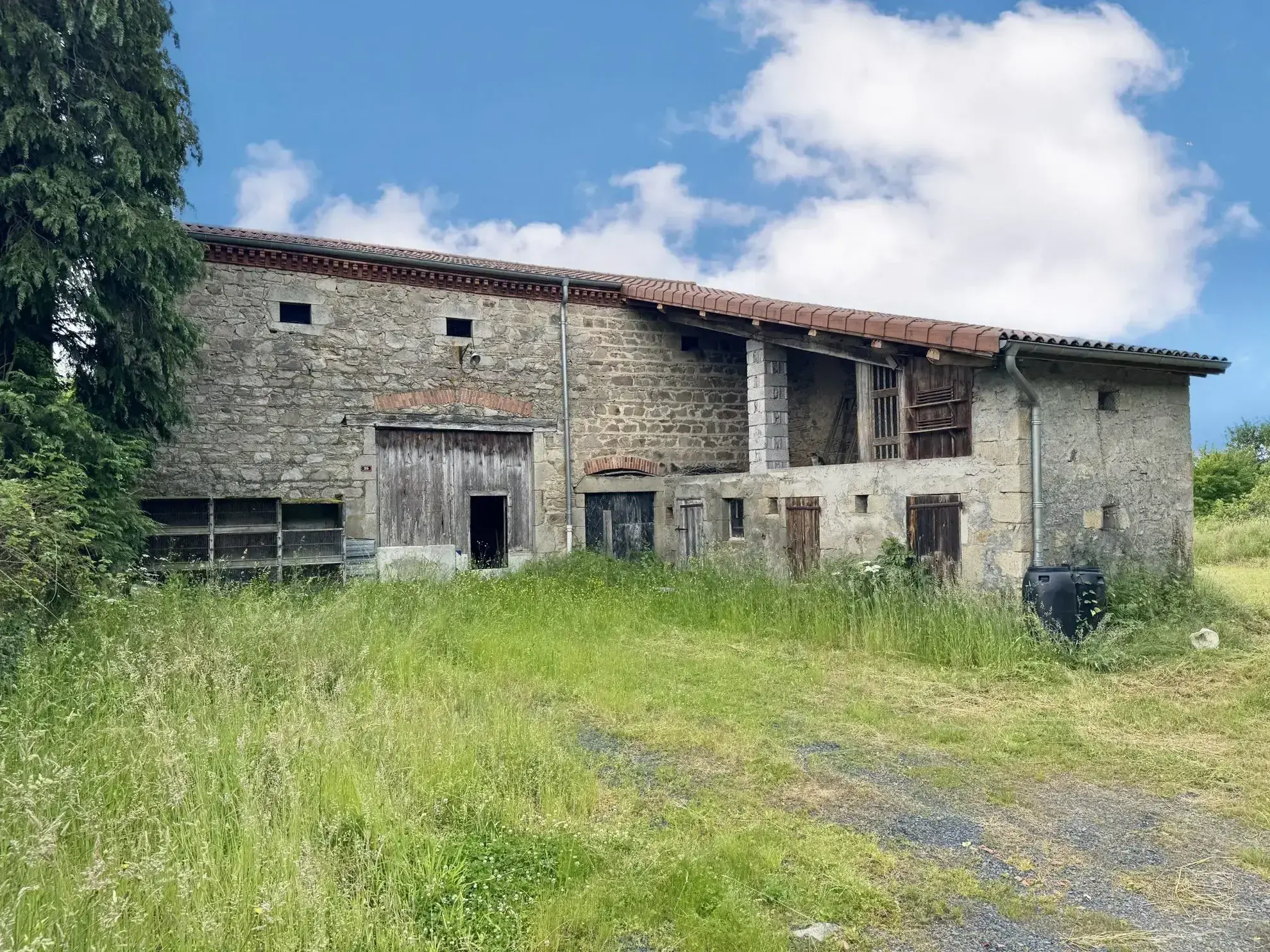 Ancienne grange avec terrains à Sugères - Potentiel de rénovation dans le Puy-de-Dôme