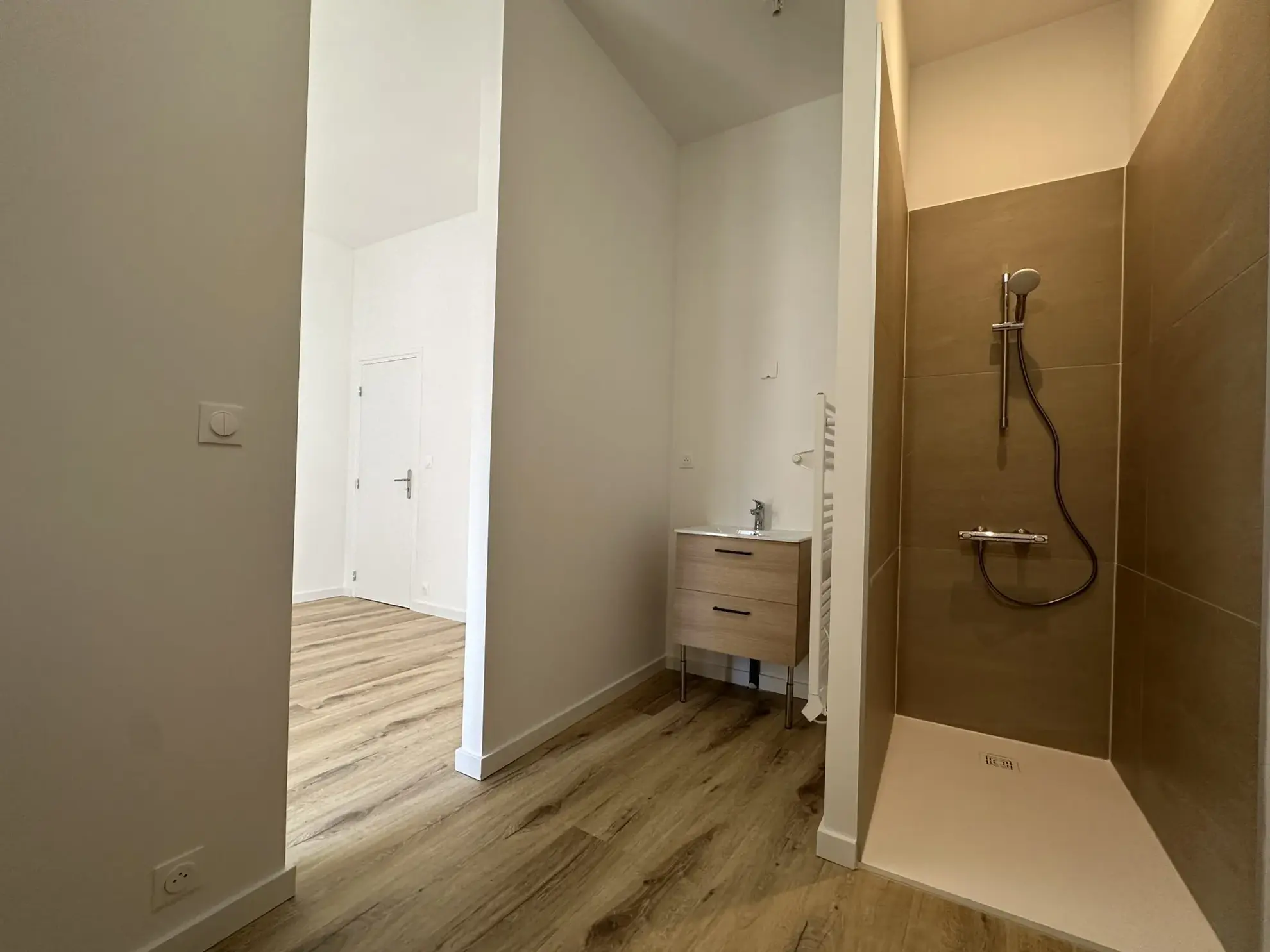 Charmant appartement rénové en centre-ville de Beaujeu - 2 chambres et garage 