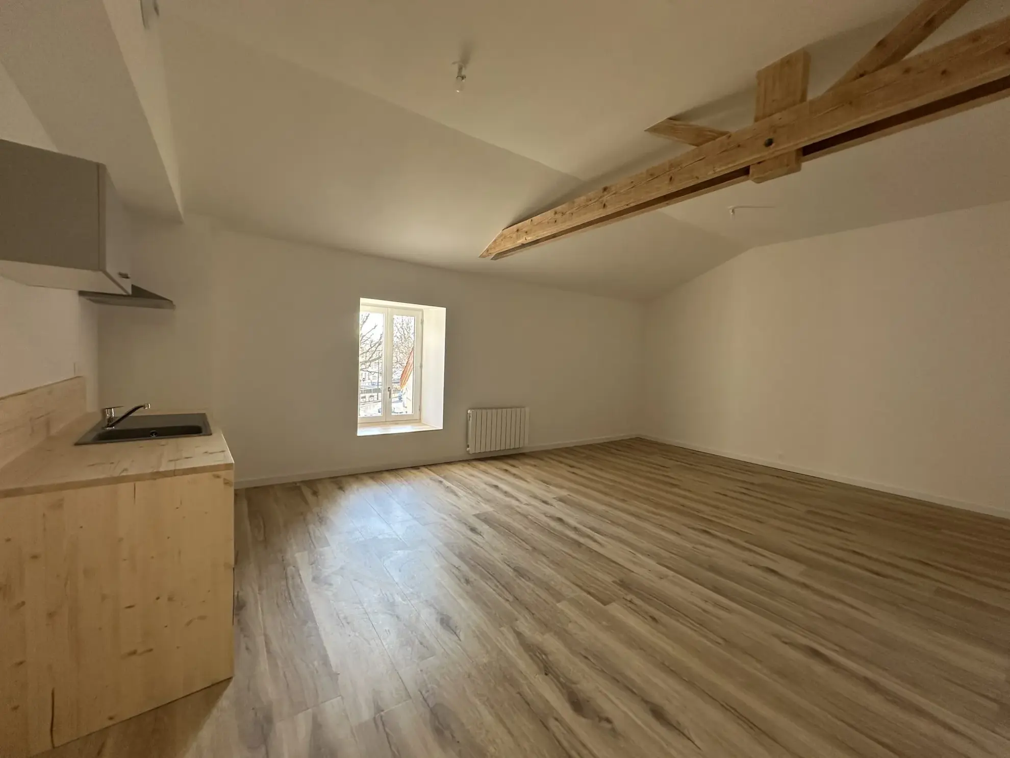 Charmant appartement rénové en centre-ville de Beaujeu - 2 chambres et garage 