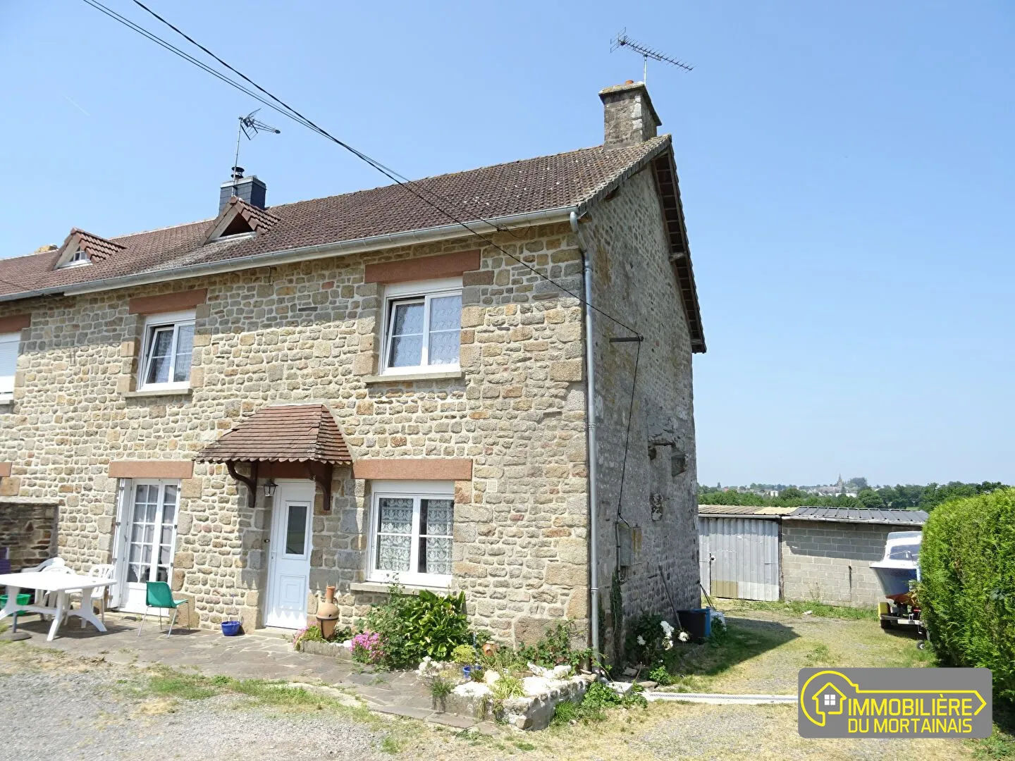 Maison à vendre à Sourdeval avec 3 chambres, garage et grand terrain