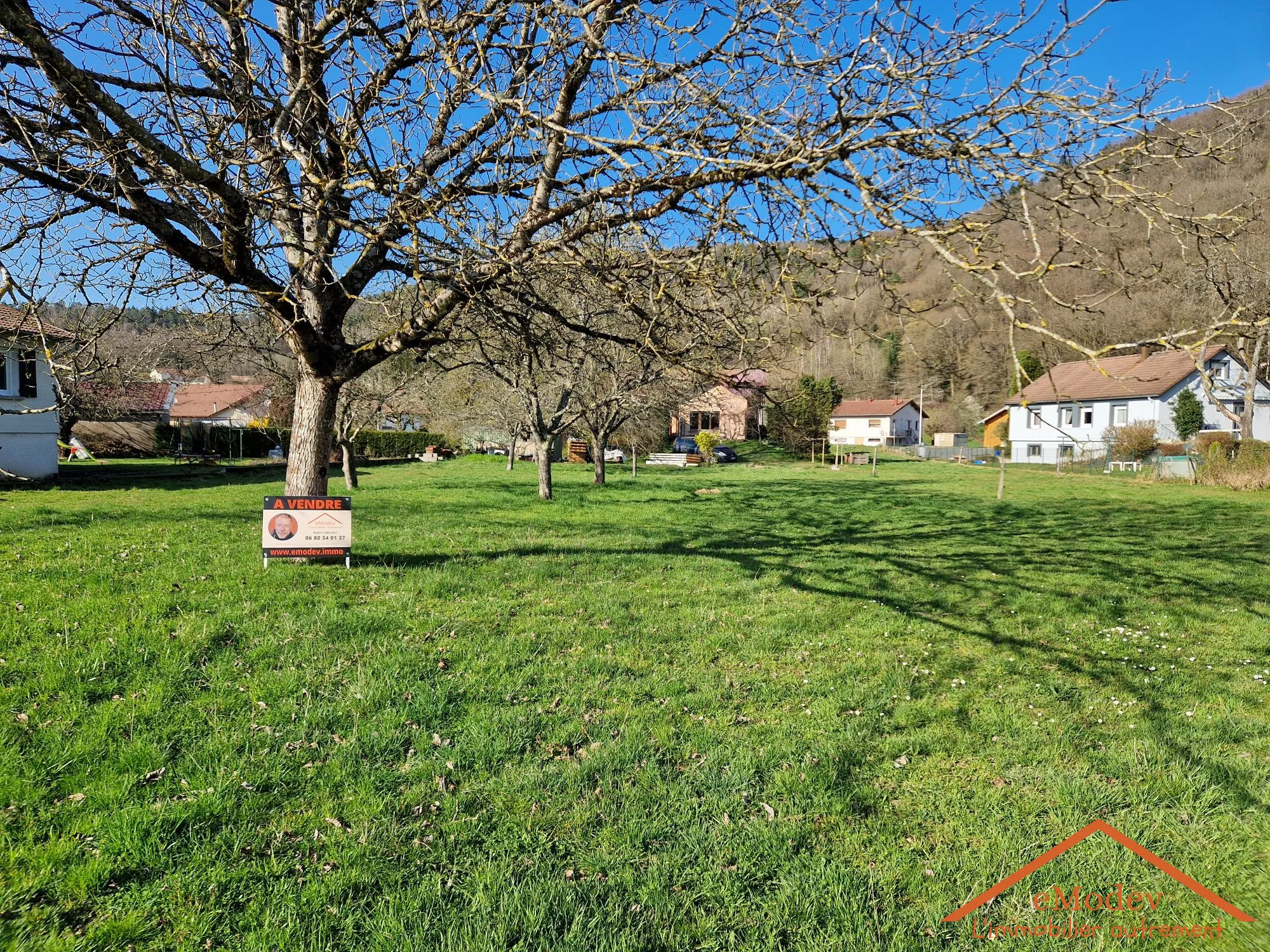 Terrain constructible de 1031 m² à Éloyes avec vue dégagée