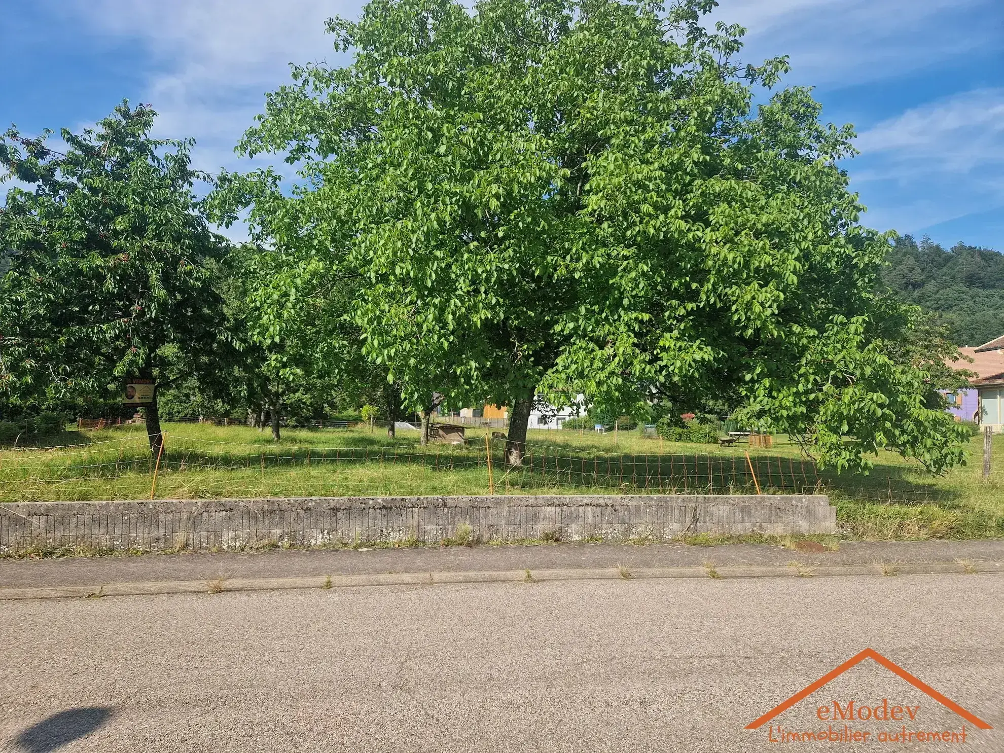 Terrain constructible de 1031 m² à Éloyes avec vue dégagée 