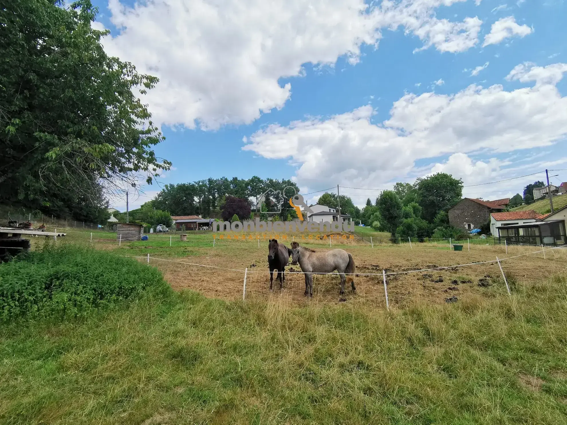 Terrain constructible à Arpajon-sur-Cère dans un hameau calme, proche d'Aurillac