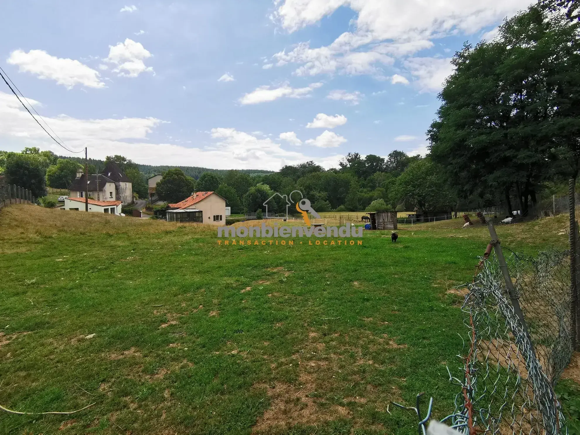 Terrain constructible à Arpajon-sur-Cère dans un hameau calme, proche d'Aurillac 