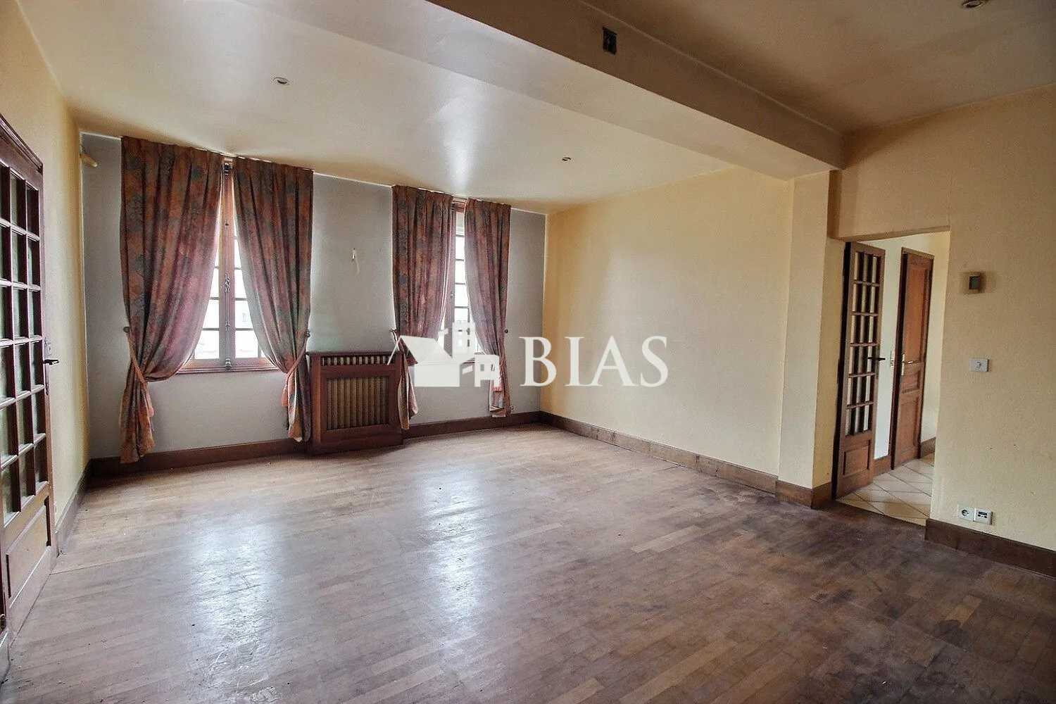 Salon T4 Immeuble à vendre à Caudebec-lès-Elbeuf avec potentiel de rénovation 