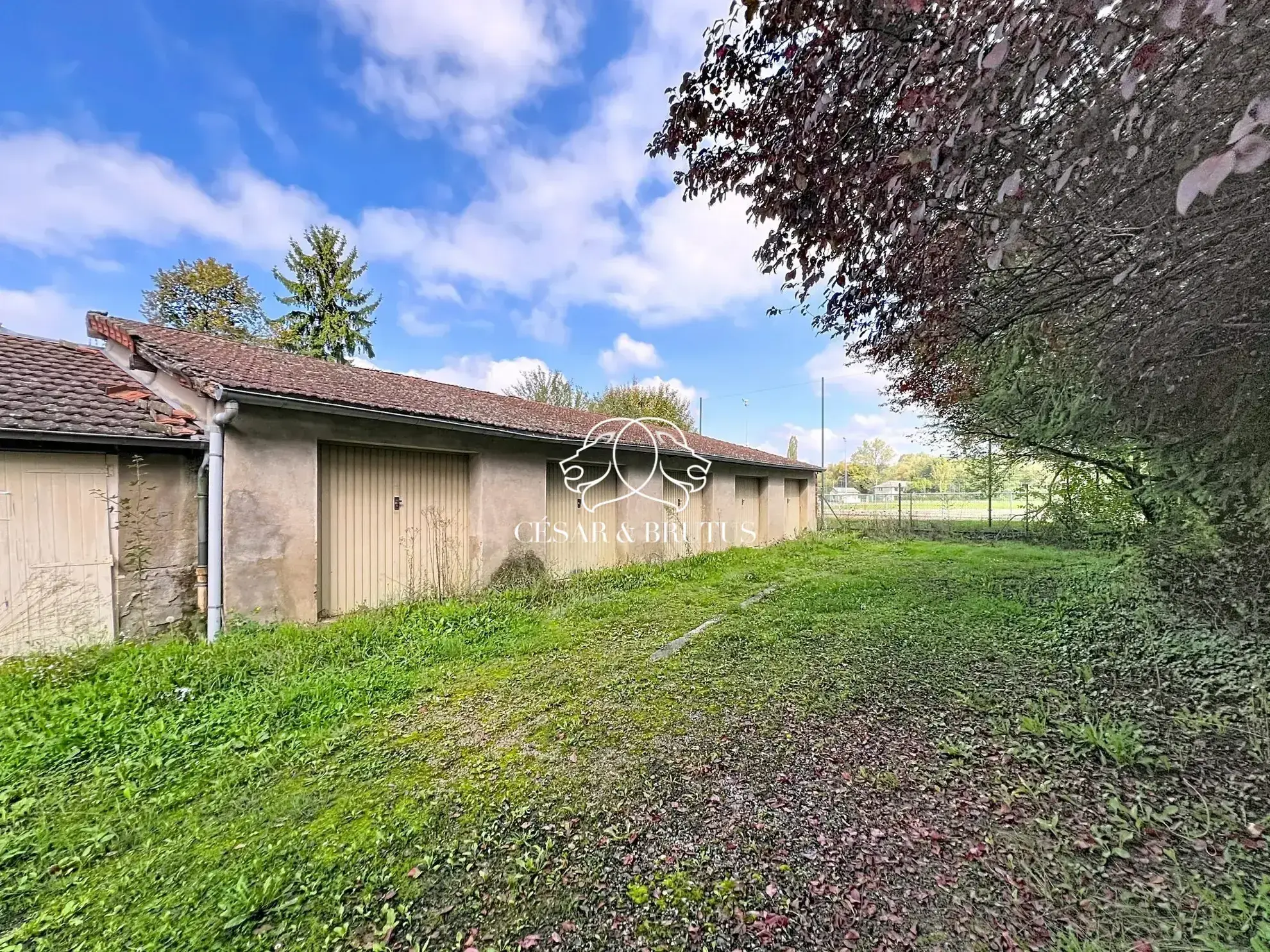 Lot de 8 garages loués à Thizy – Investissement sécurisé avec rentabilité de 3,5 %