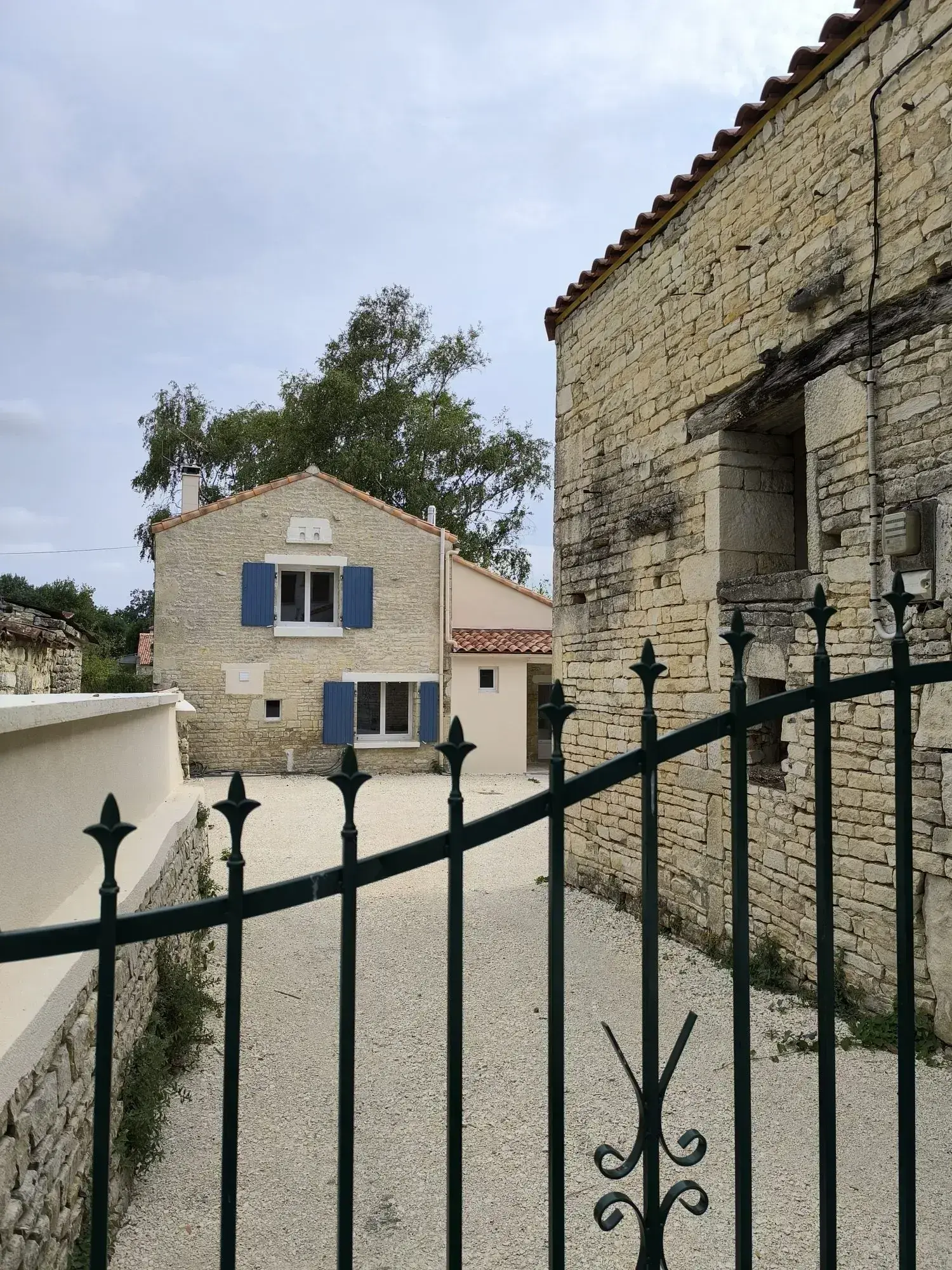 Maison rénovée avec dépendance et jardin ensoleillé à Couture-d'Argenson