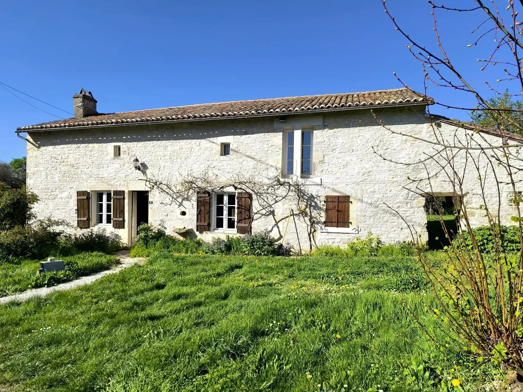 Charmante maison de campagne à Chaunay à rénover avec grand terrain 