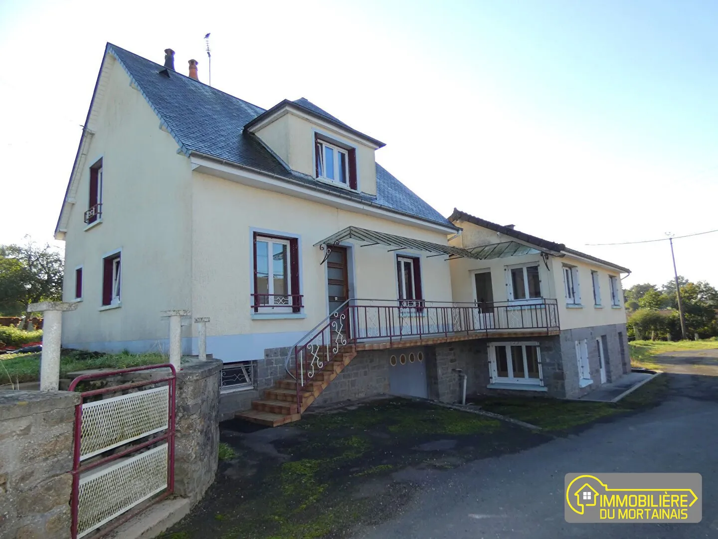 À vendre corps de ferme ancien à Barenton - maison rénovée et dépendances sur 4,8 ha