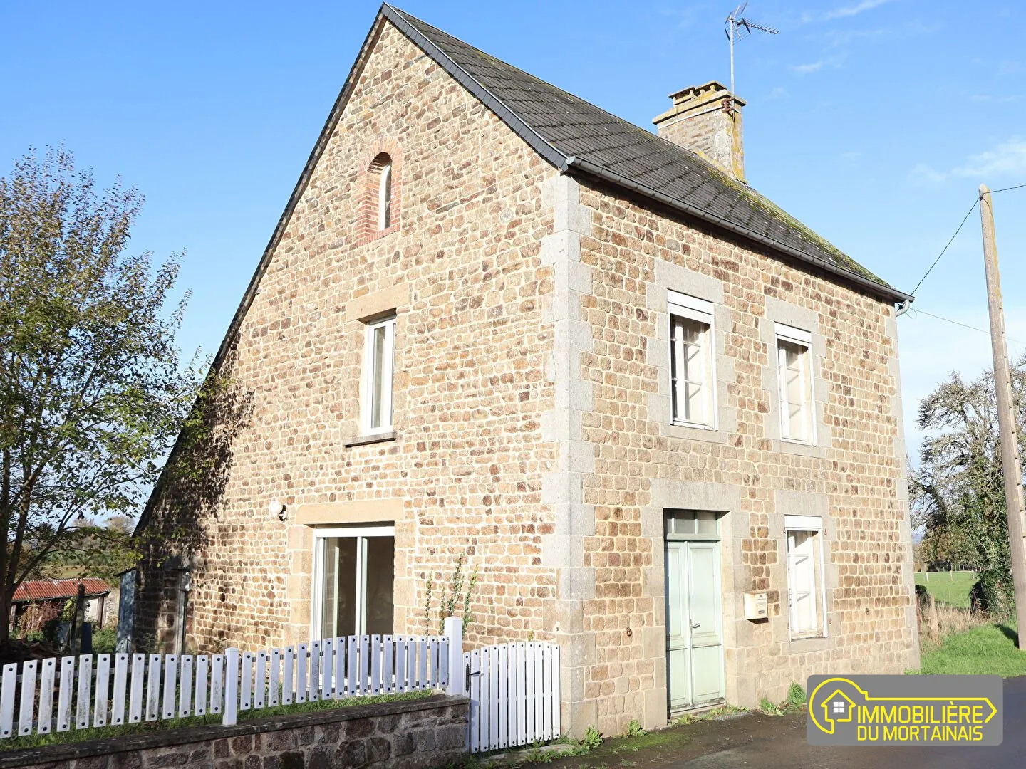 Maison en pierre à Mortain-Bocage de 105 m² avec jardin et cheminée