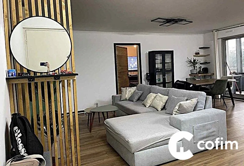 A vendre à Pau, appartement T4 rénové avec parking, cave et balcon, idéal pour une vie confortable