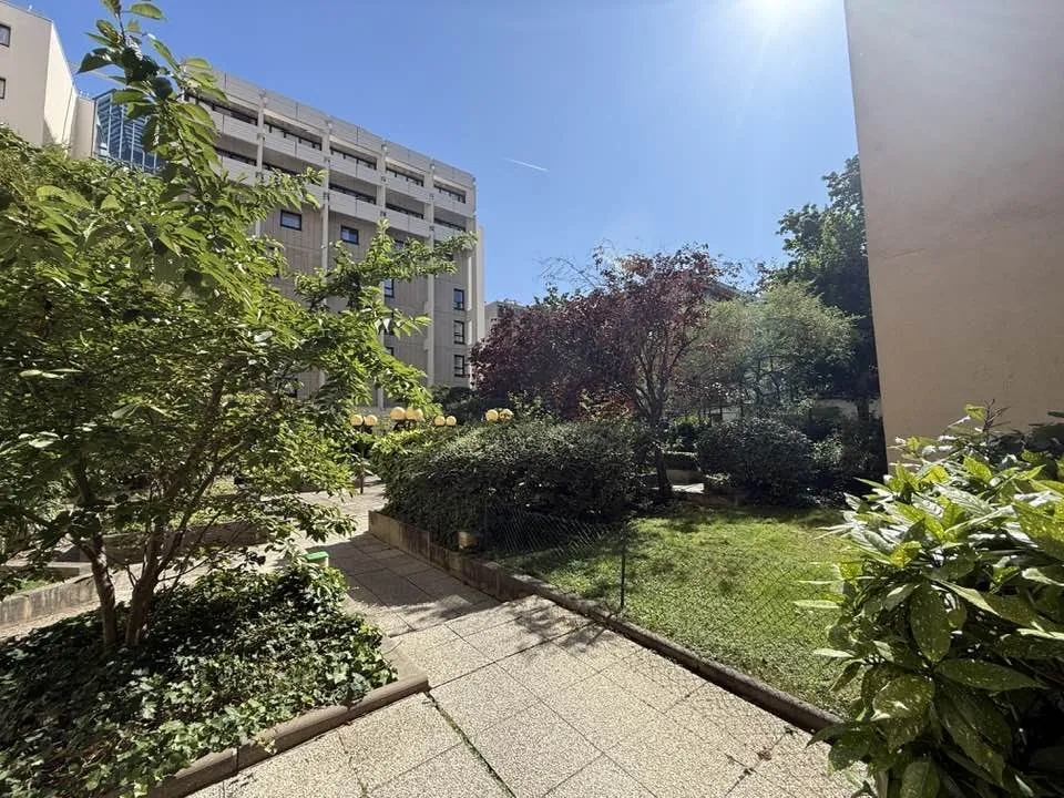 Studio à vendre à Vanves avec loggia, ascenseur et équipements modernes 