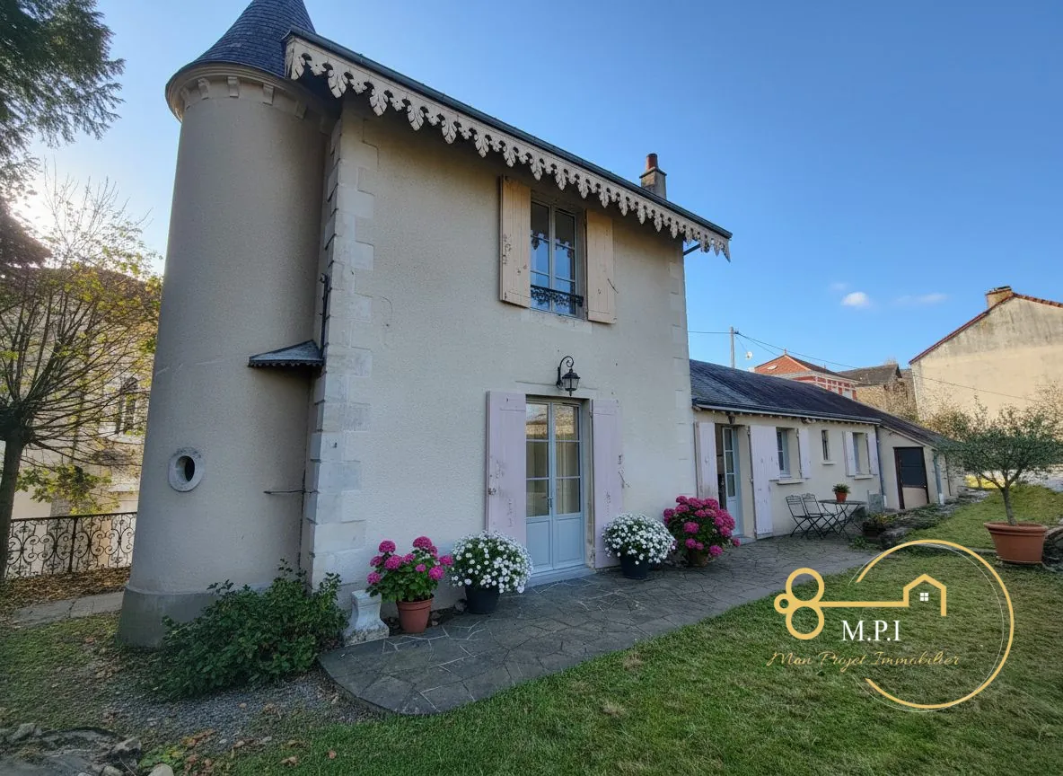 Maison unique avec tour et cave à Fresnay-sur-Sarthe - 83 m²