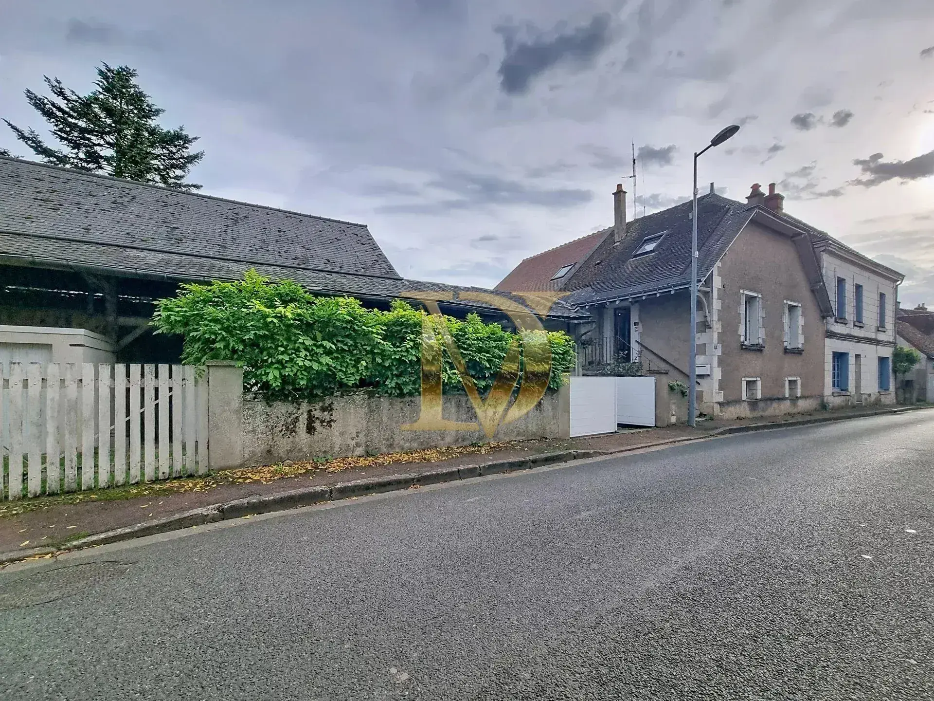 Maison de bourg à Luzillé avec dépendances et potentiel de rénovation