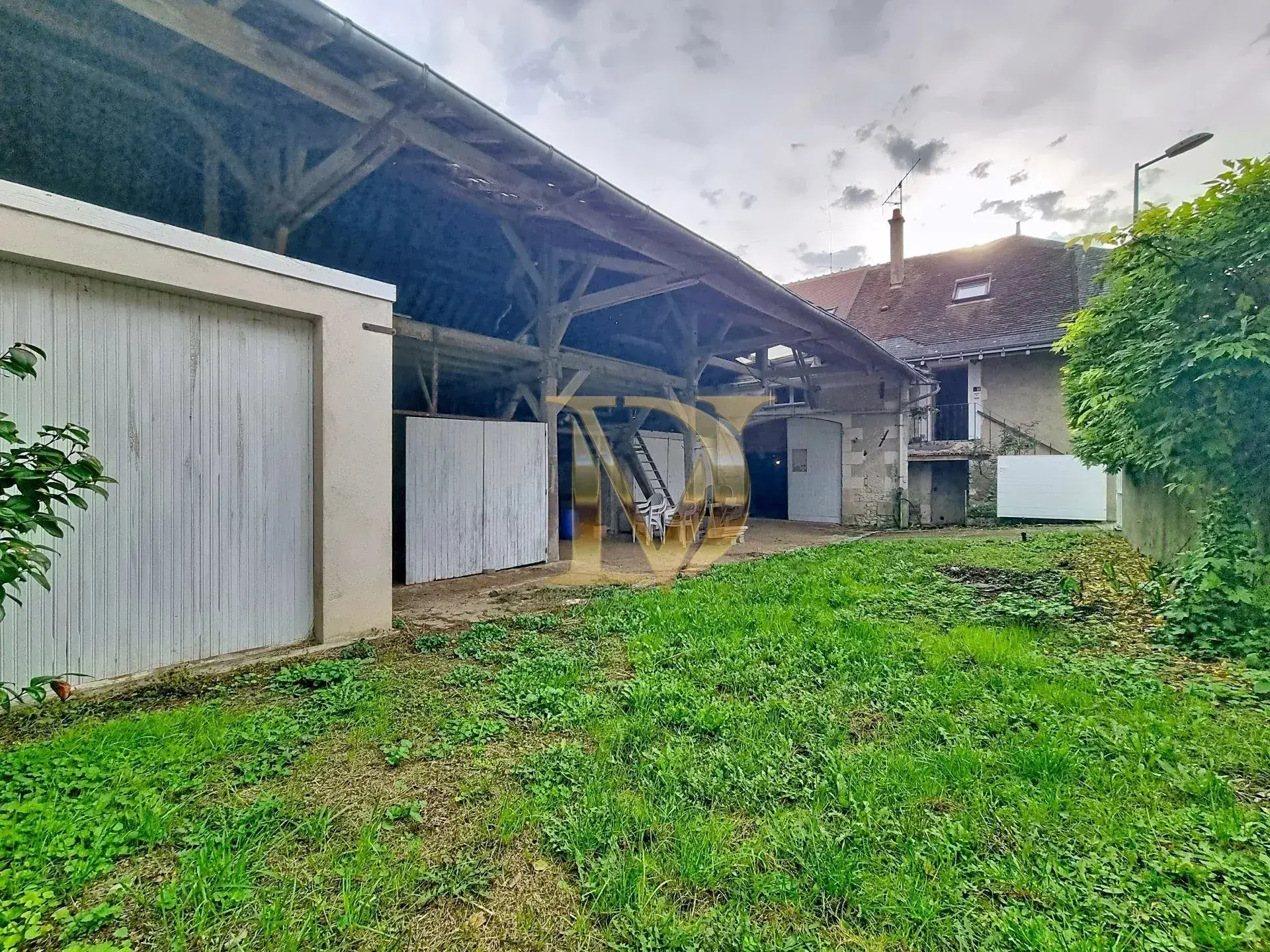 Maison de bourg à Luzillé avec dépendances et potentiel de rénovation 