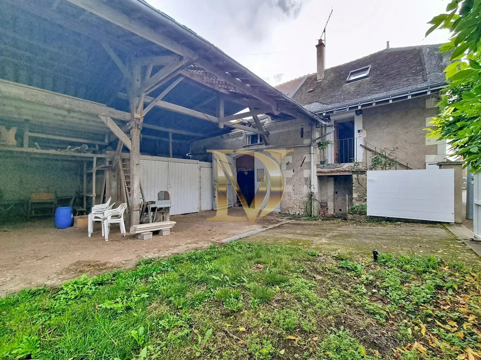Maison de bourg à Luzillé avec dépendances et potentiel de rénovation 