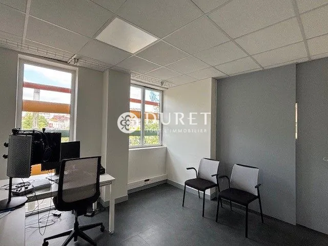 Bureaux à vendre à La Roche-sur-Yon - 73 m², parking privé, emplacement stratégique
