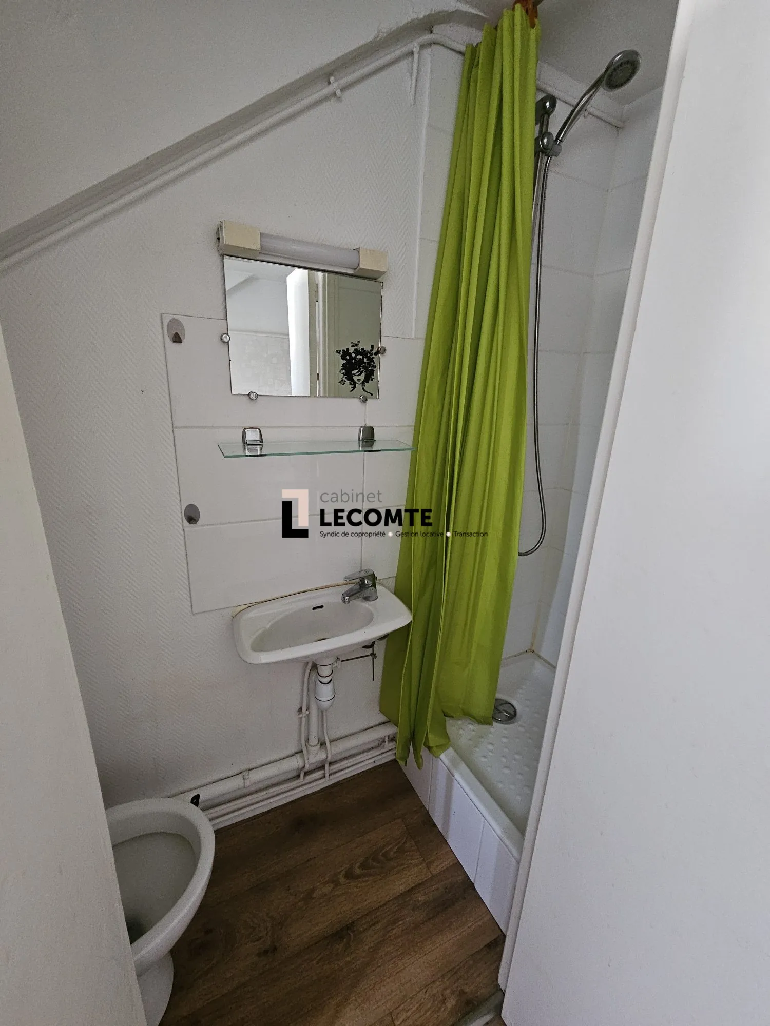 Studio de 15 m² à Rennes, dernier étage, proximité transports et commodités 