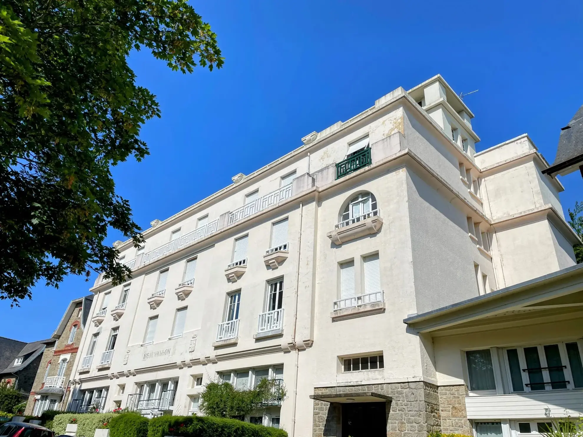 Appartement T1 à Dinard avec Vue Mer, Cave et Jardin - Idéal Investissement ou Pied-à-terre