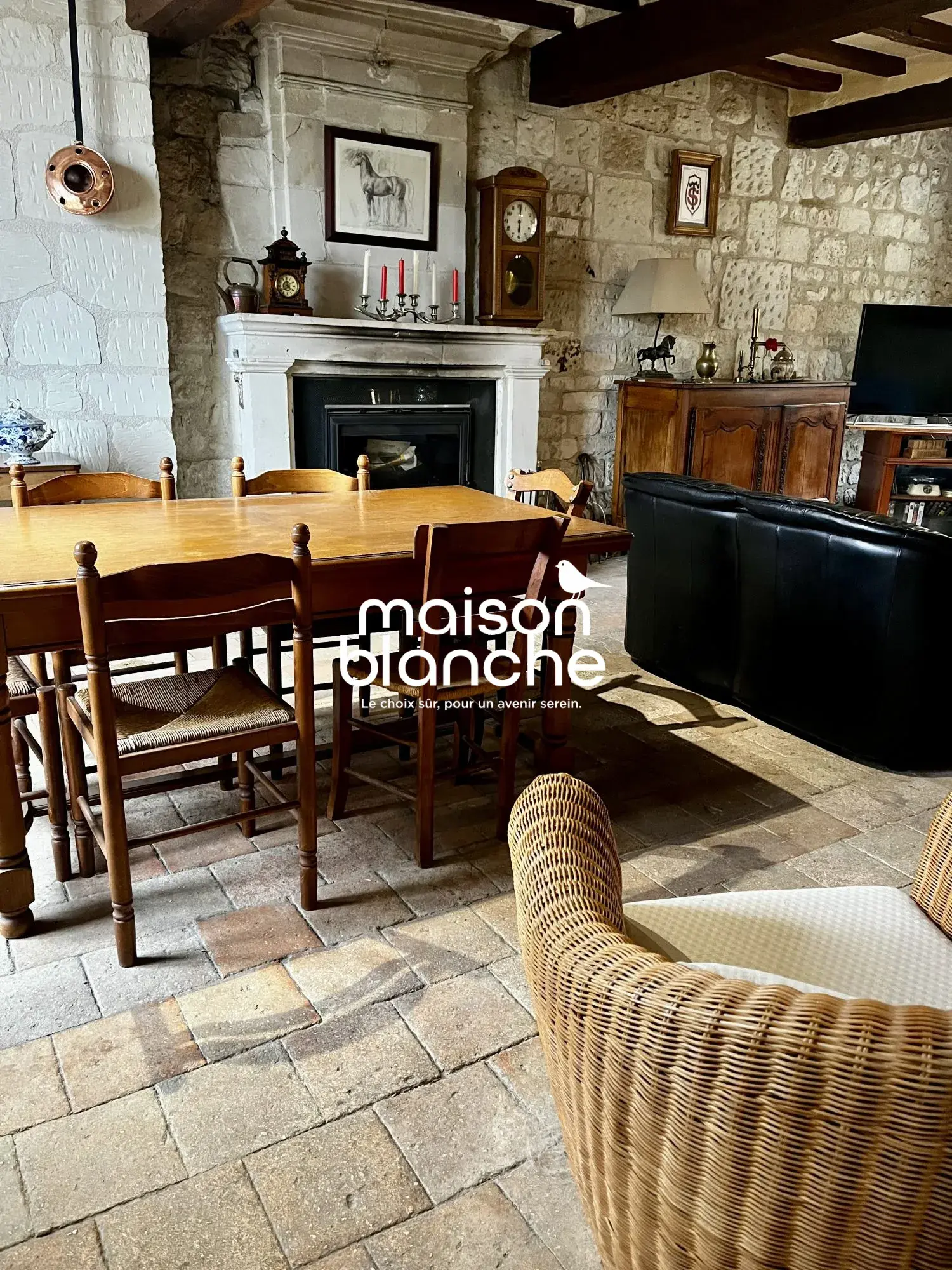 Maison en pierre avec dépendances et grand terrain à Vezieres 
