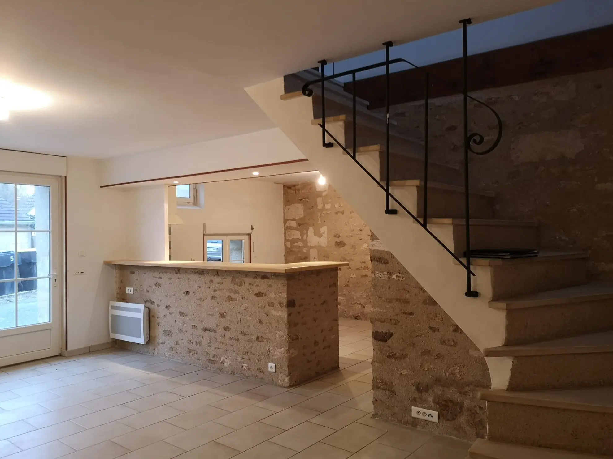 Maison ancienne rénovée à Morienval - 3 chambres, grande pièce à vivre, parking privé 